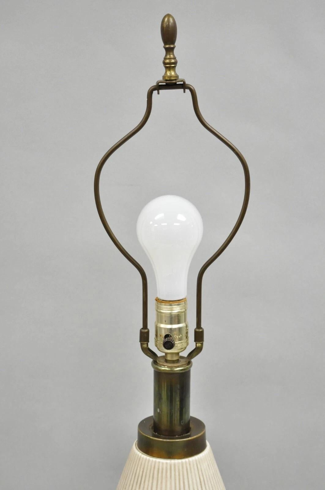 Vintage Mid Century Modern Beige Sculptural Ceramic Pottery Ribbed Table Lamp Bon état - En vente à Philadelphia, PA