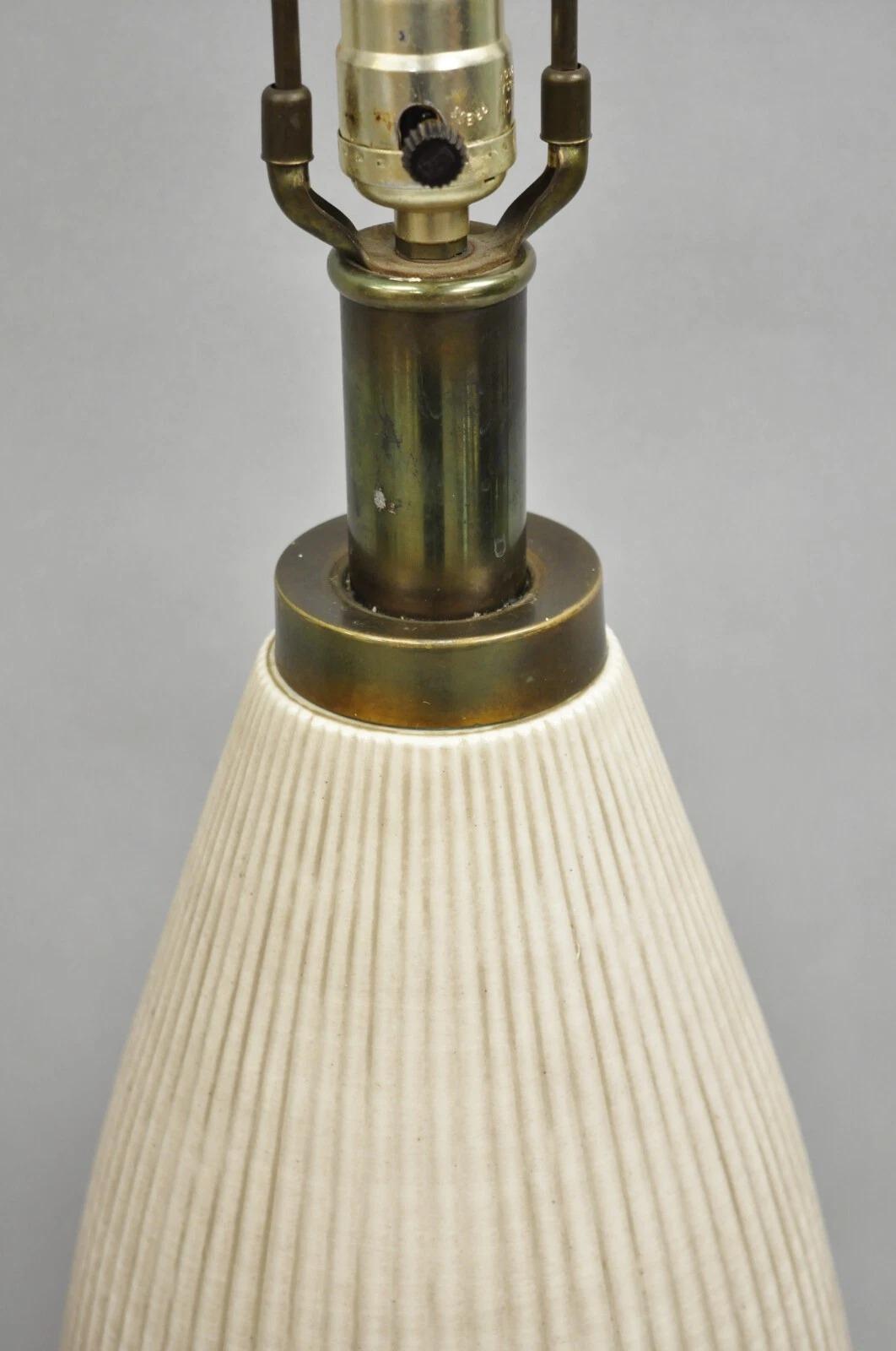 20ième siècle Vintage Mid Century Modern Beige Sculptural Ceramic Pottery Ribbed Table Lamp en vente