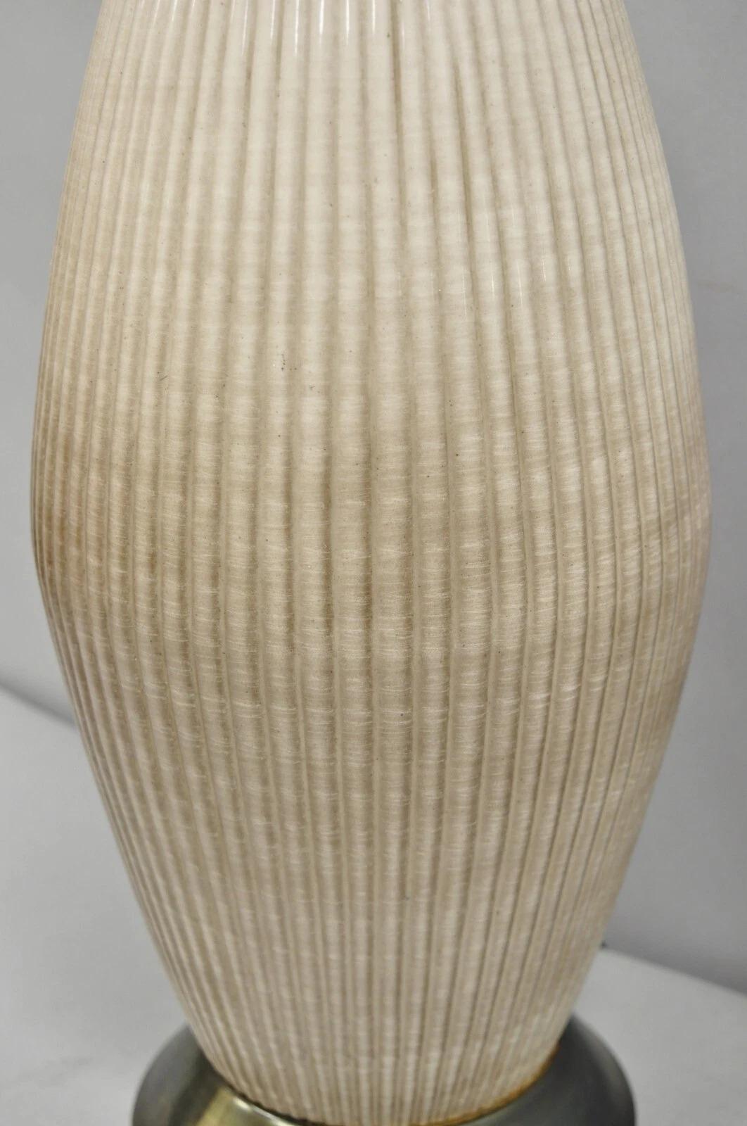 Métal Vintage Mid Century Modern Beige Sculptural Ceramic Pottery Ribbed Table Lamp en vente