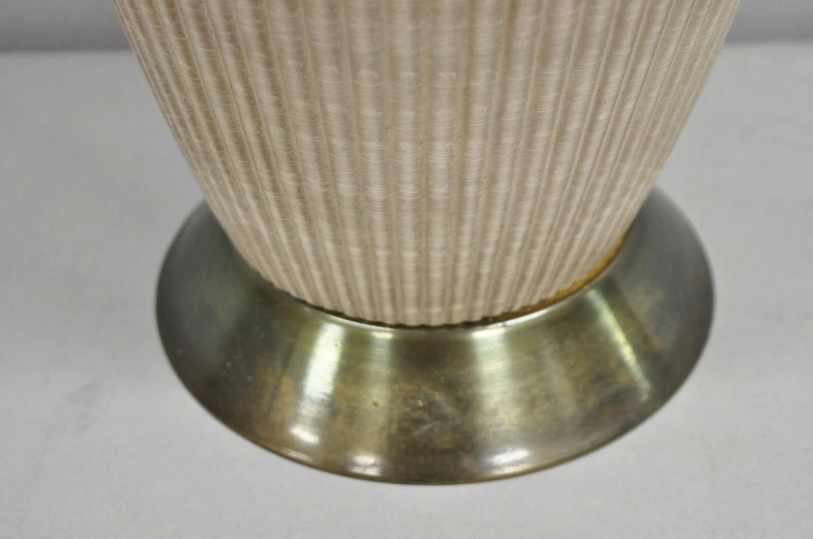 Vintage Mid Century Modern Beige Sculptural Ceramic Pottery Ribbed Table Lamp en vente 1