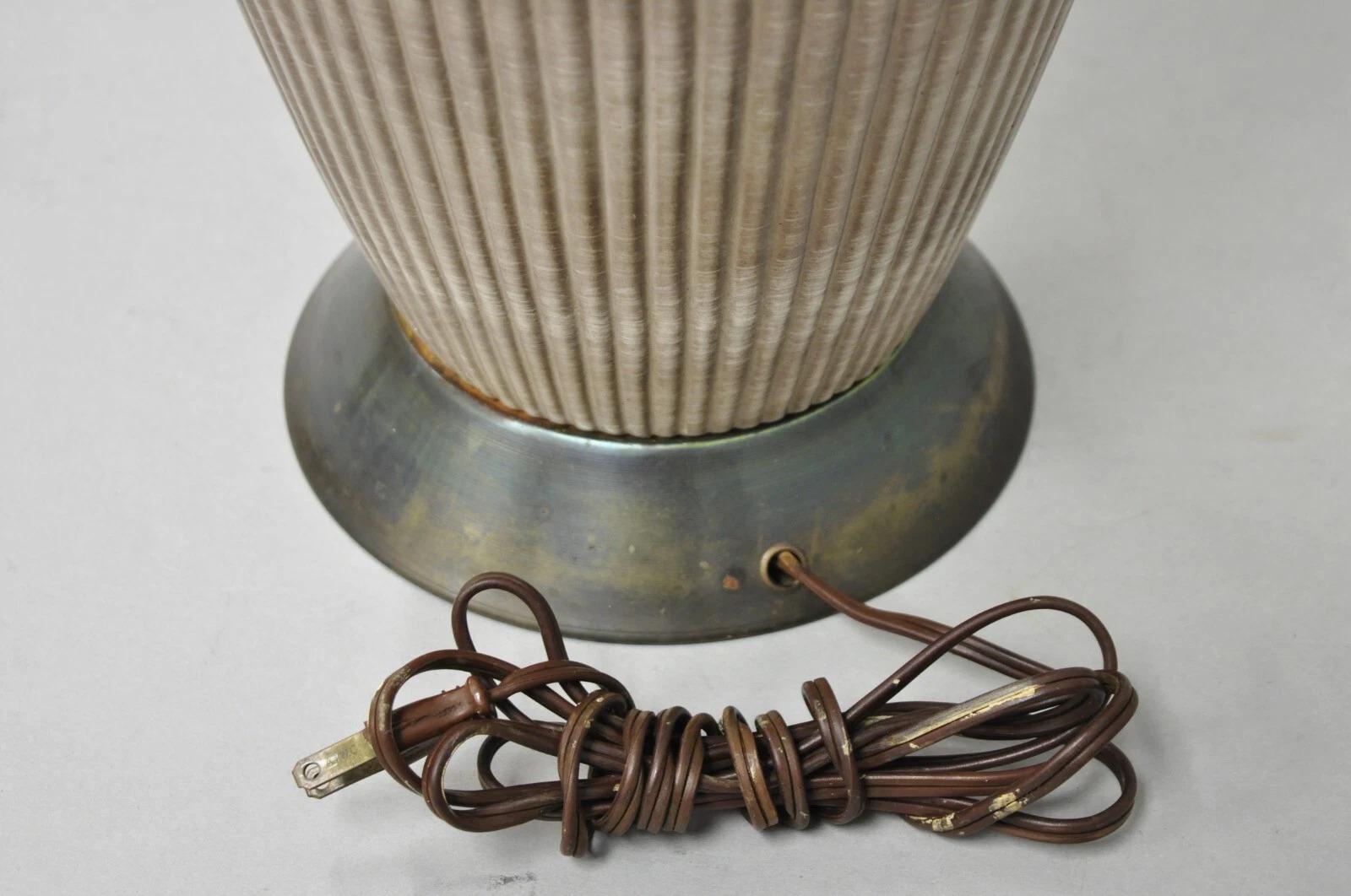 Vintage Mid Century Modern Beige Sculptural Ceramic Pottery Ribbed Table Lamp en vente 2
