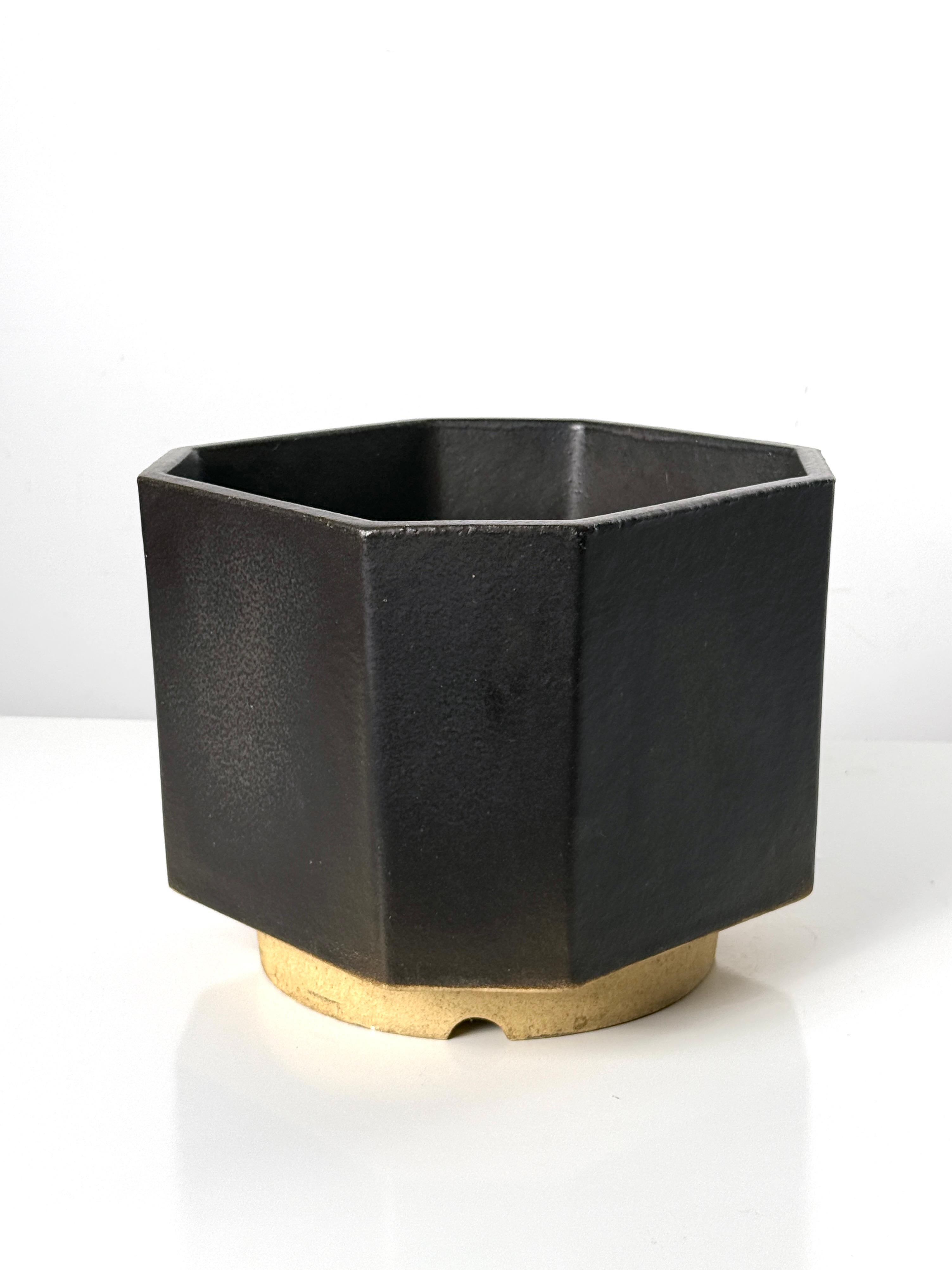 Vaso architettonico non comune di David Gil per Bennington Potters
Vermont USA circa anni '60

Design sfaccettato con smalto nero opaco e base rotonda in argilla naturale.

Diametro di 10.75 pollici nel punto più largo
Altezza complessiva di 8,25