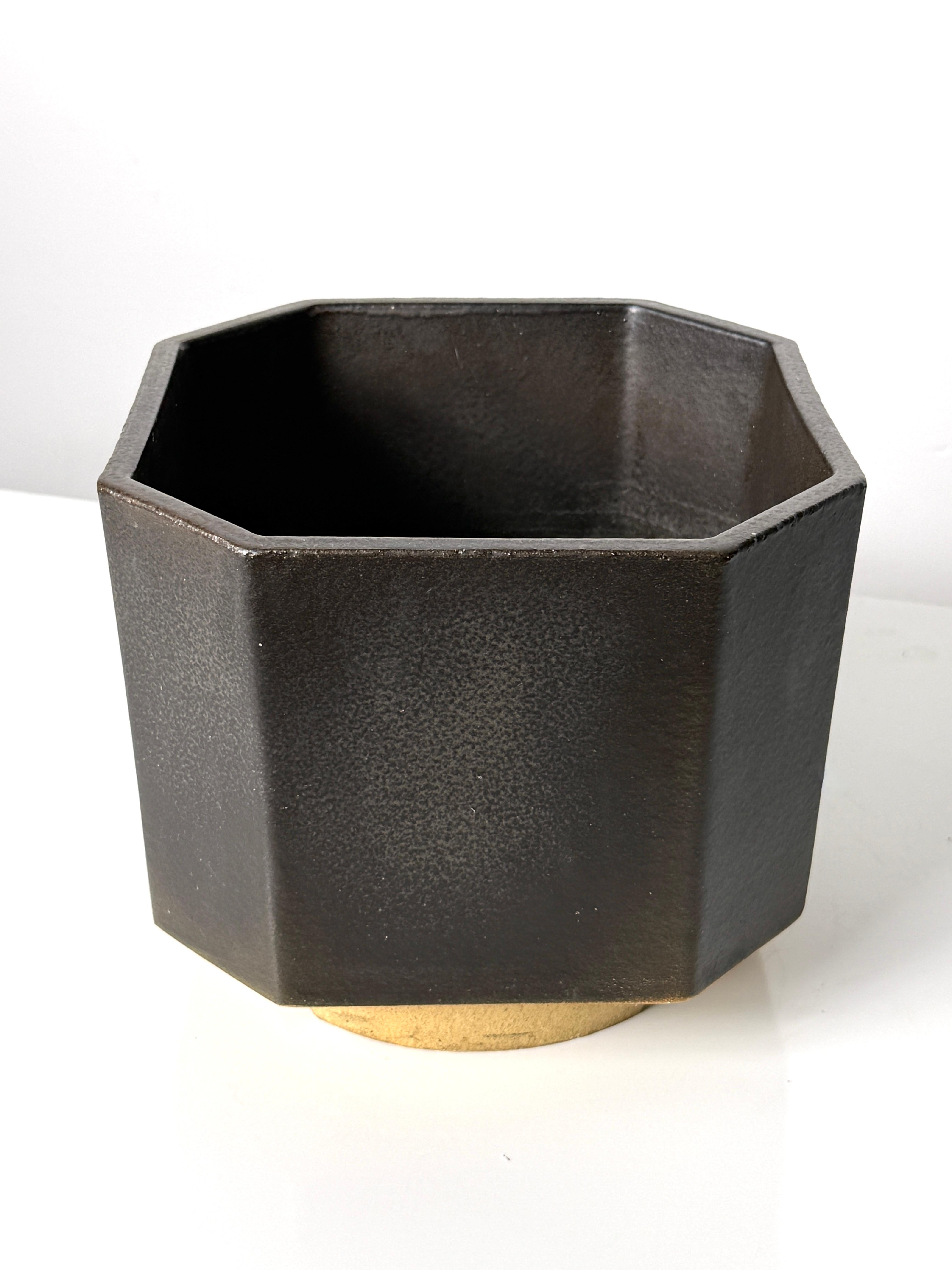 Mid-Century moderno Vintage Mid Century Modern Bennington Pottery Architectural Planter in nero in vendita