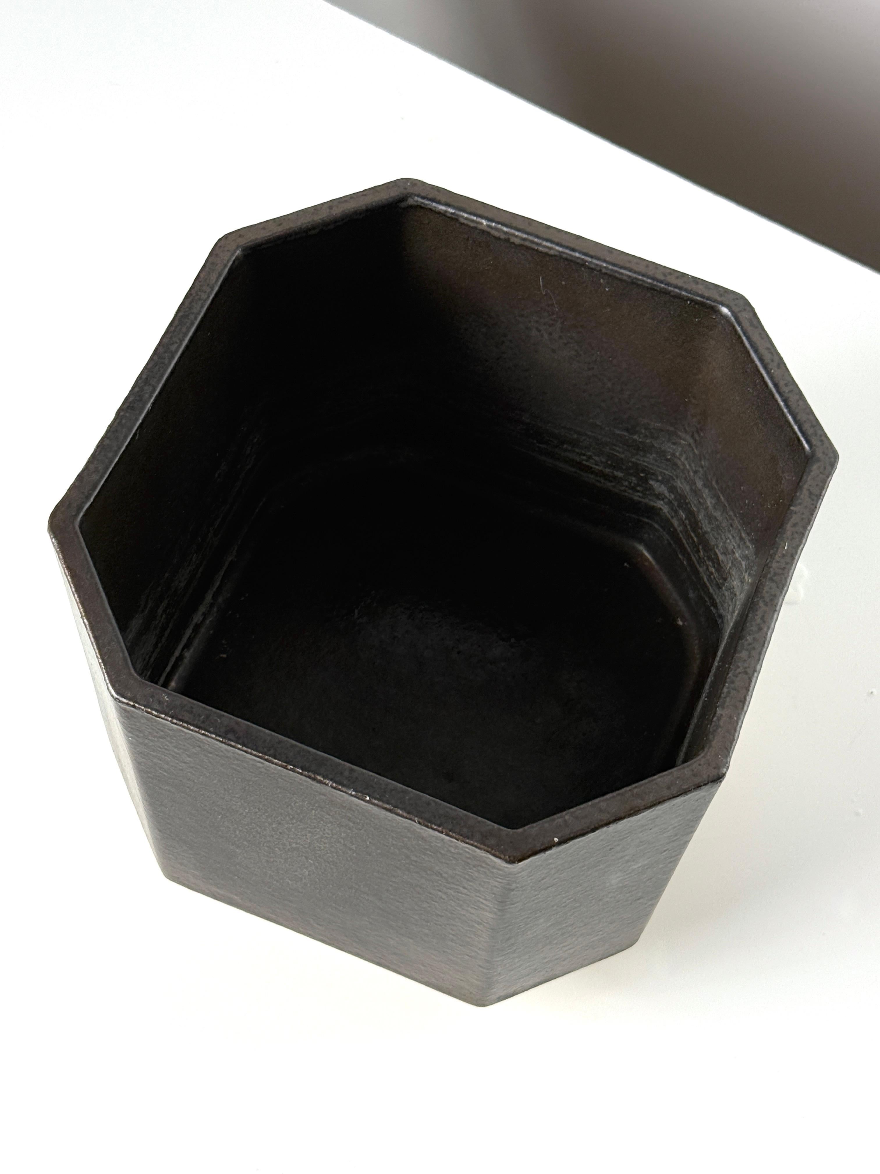 Smaltato Vintage Mid Century Modern Bennington Pottery Architectural Planter in nero in vendita