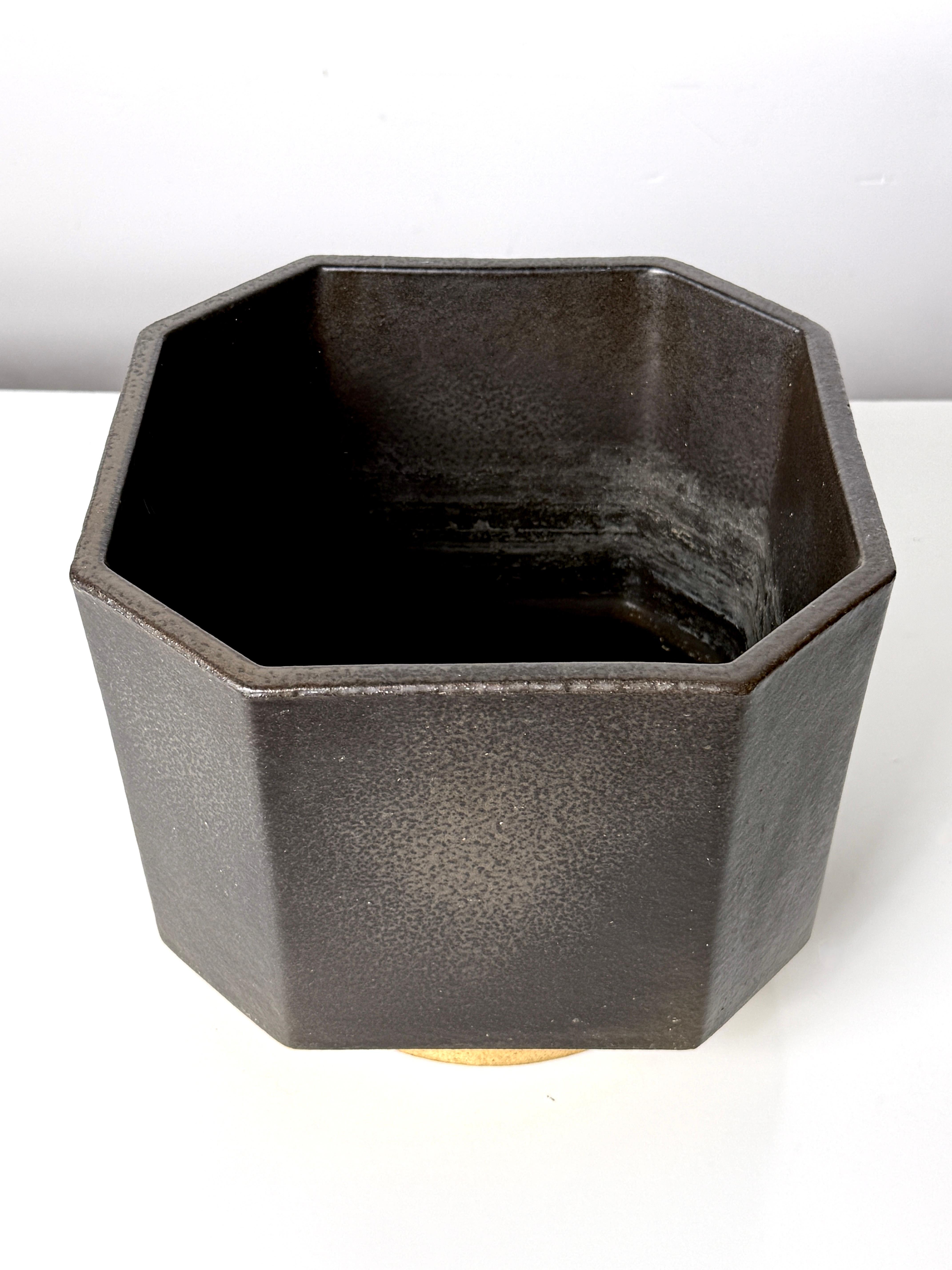 Ceramica Vintage Mid Century Modern Bennington Pottery Architectural Planter in nero in vendita