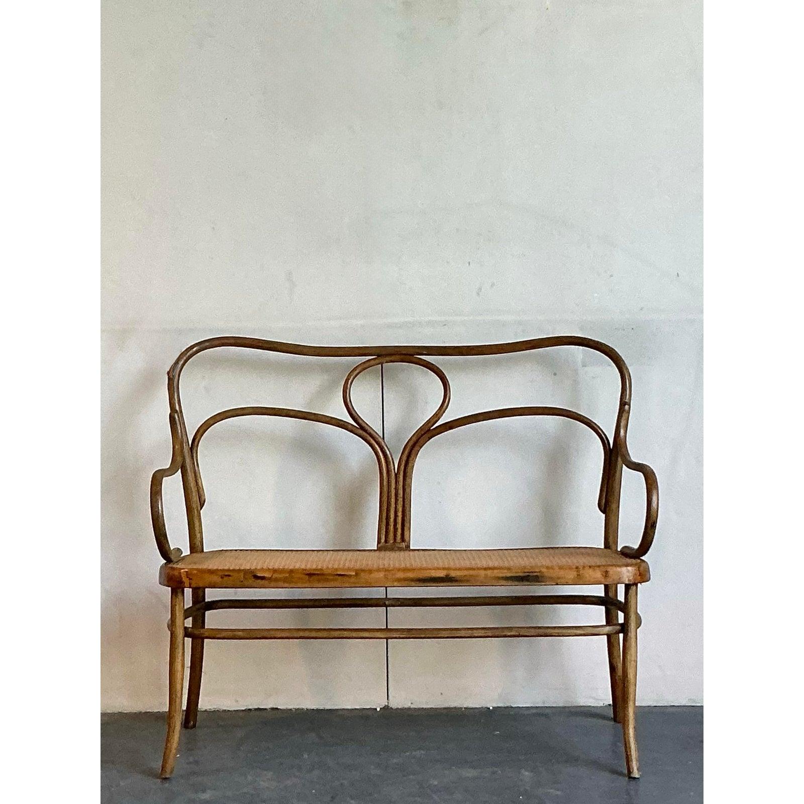 Banco de madera curvada Vintage Mid-Century Modern After Thonet Estadounidense en venta