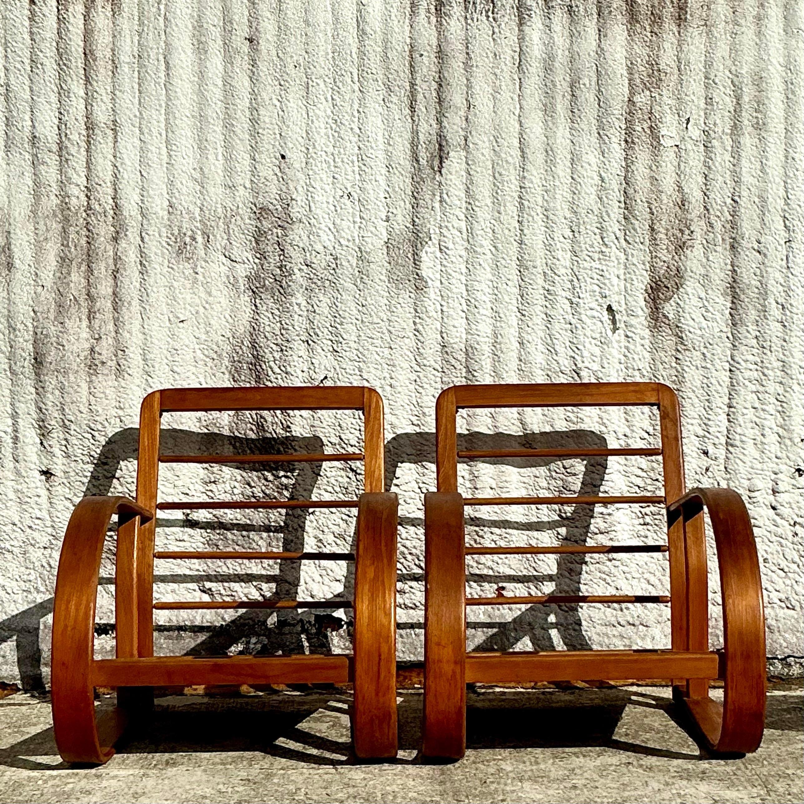 Sillas de salón vintage de madera curvada de mediados de siglo según Gilbert Rhode - un par Estadounidense en venta