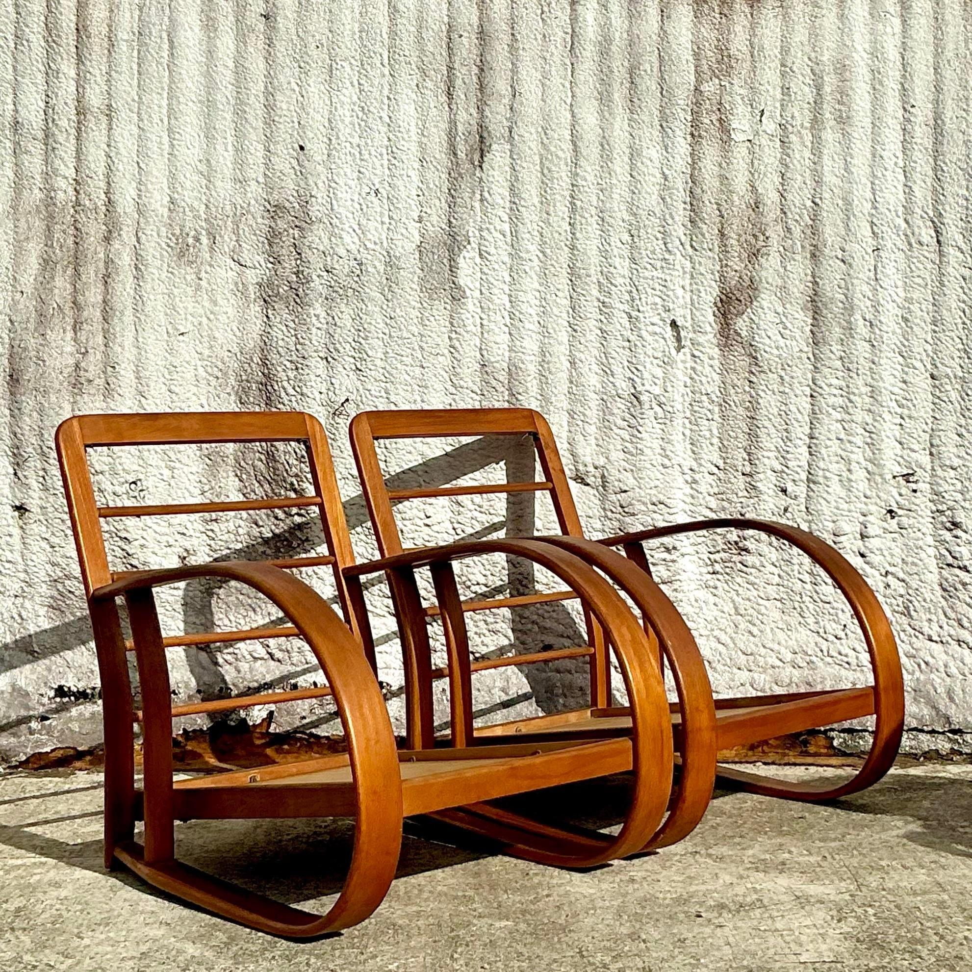 Sillas de salón vintage de madera curvada de mediados de siglo según Gilbert Rhode - un par en Bueno estado para la venta en West Palm Beach, FL