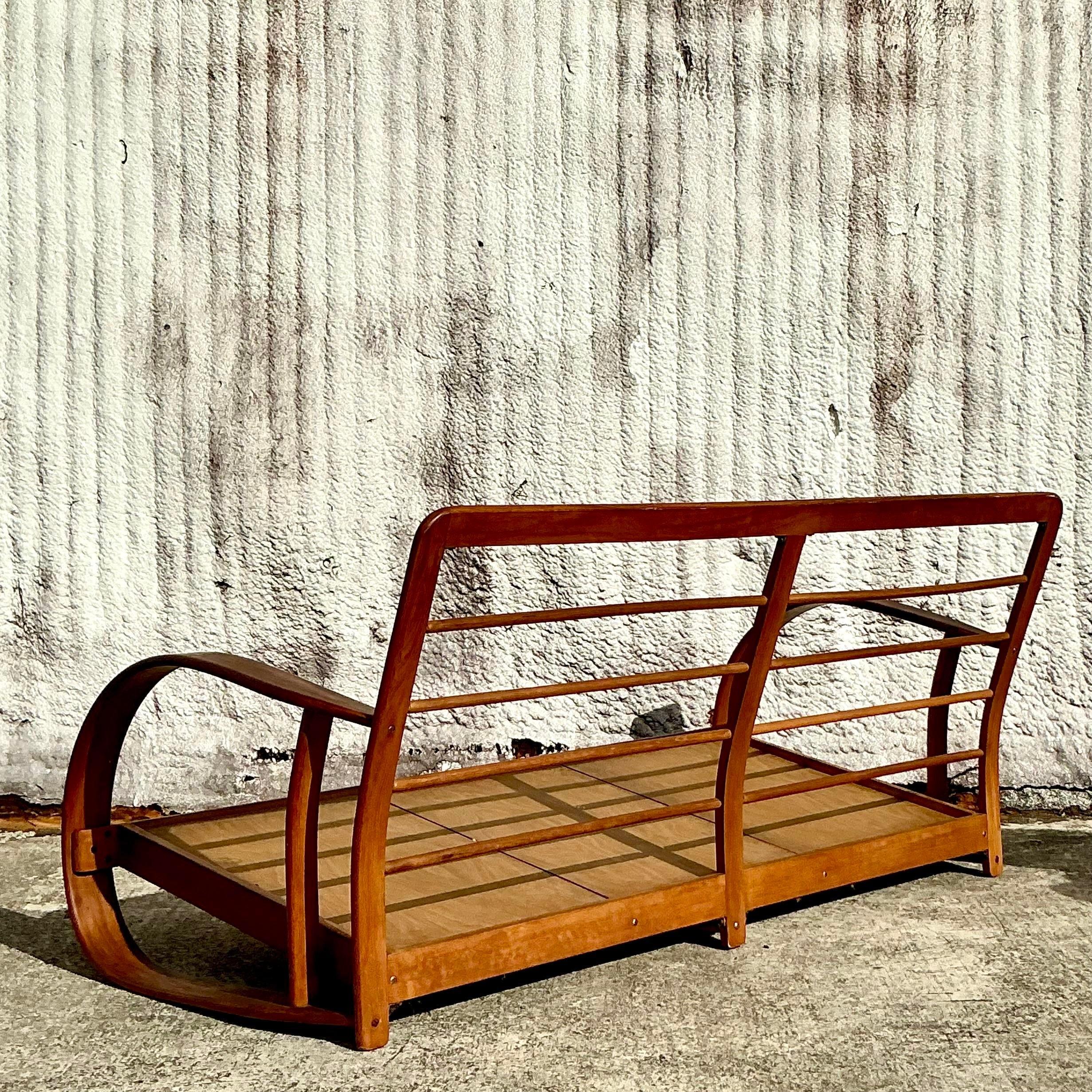 Mid-Century Modern Canapé vintage moderne du milieu du siècle dernier en bois courbé d'après Gilbert Rohde en vente