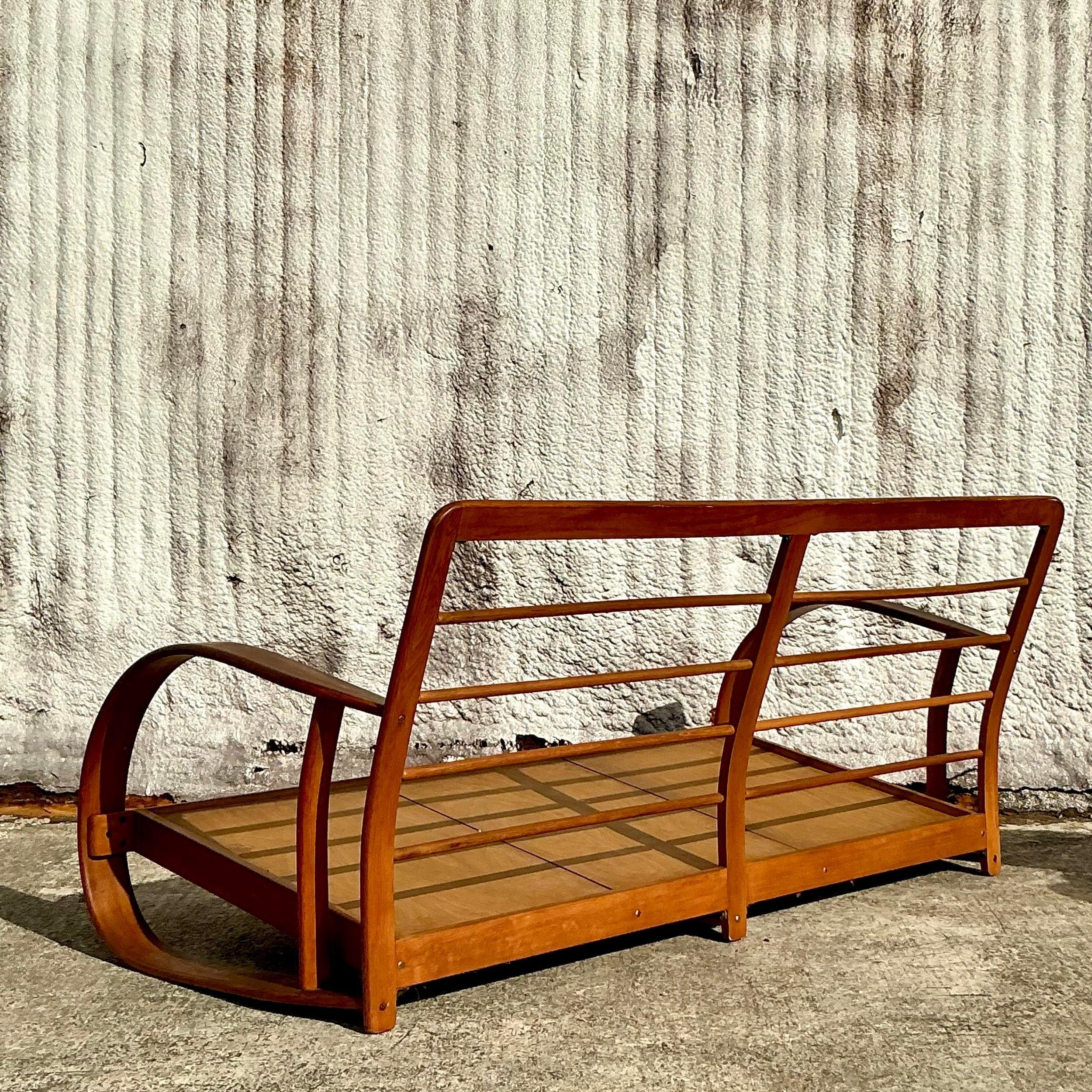 20ième siècle Canapé vintage moderne du milieu du siècle dernier en bois courbé d'après Gilbert Rohde en vente