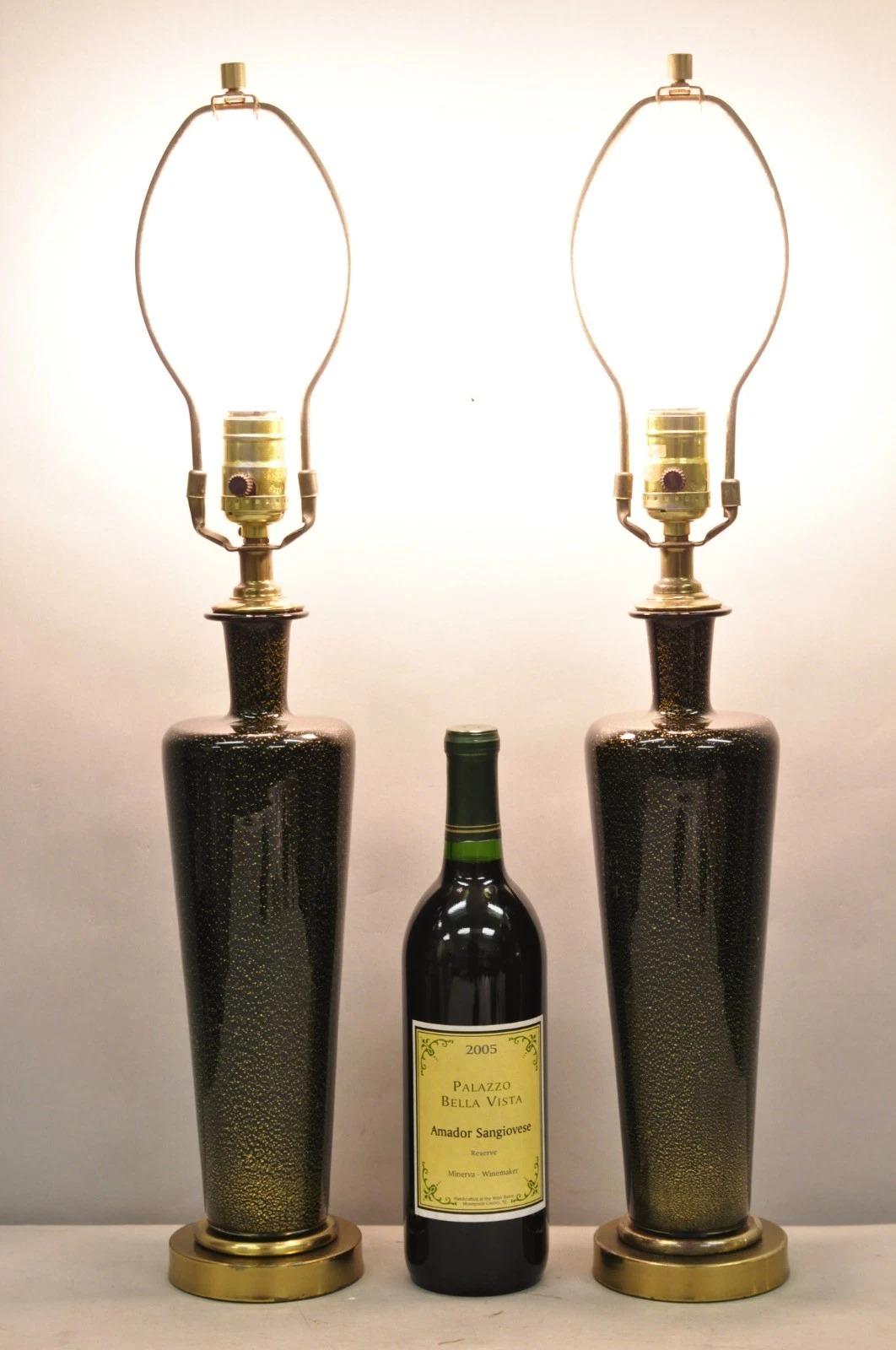 Paire de lampes de table en verre noir et mouchetures d'or avec base en laiton. Circa Mid 20th Century. Dimensions : 25