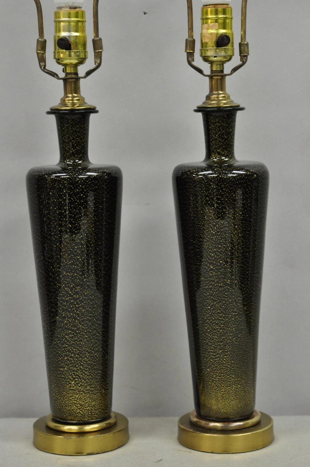 Mid-Century Modern Paire de lampes de table Urne en verre noir et mouchetures d'or Vintage Mid Century Modern en vente