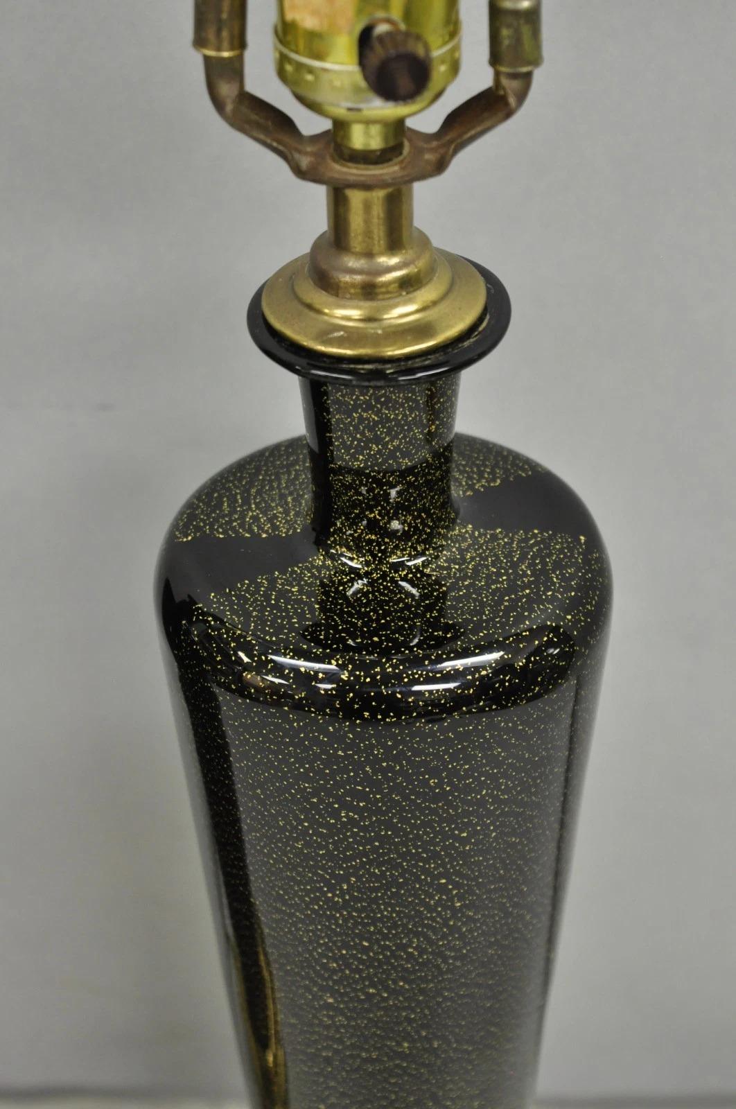 Inconnu Paire de lampes de table Urne en verre noir et mouchetures d'or Vintage Mid Century Modern en vente