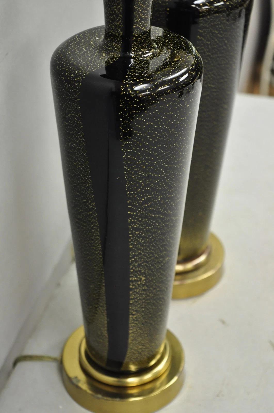 Paire de lampes de table Urne en verre noir et mouchetures d'or Vintage Mid Century Modern Bon état - En vente à Philadelphia, PA
