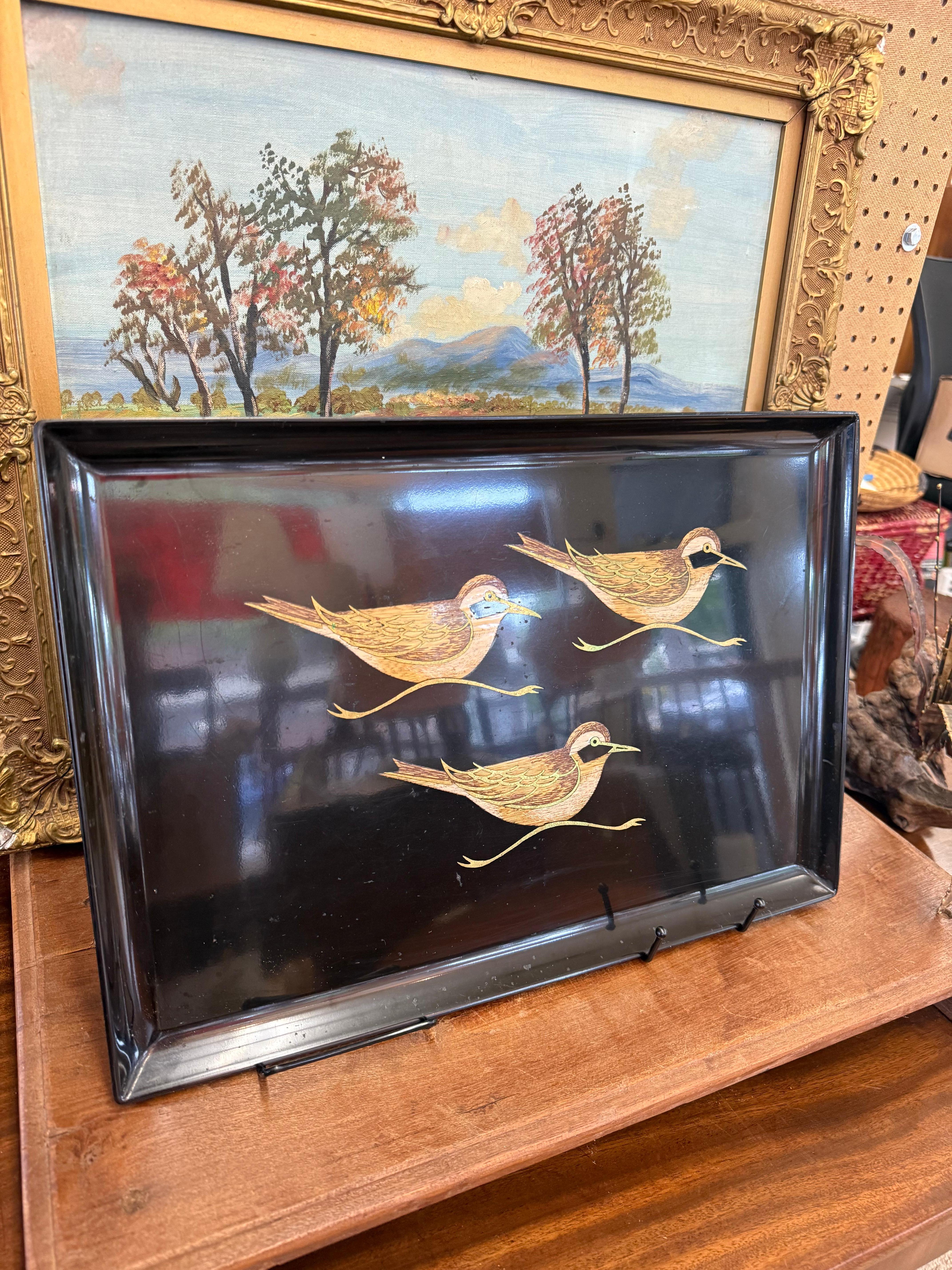 Serviertablett aus schwarzem Vintage-Lack mit drei stilisierten Küstenvögeln im Flug. Wahrscheinlich Mitte des Jahrhunderts, mit handgemalten Details und klaren, minimalistischen Linien, die typisch für japanische Exporttabletts aus den 1950er bis