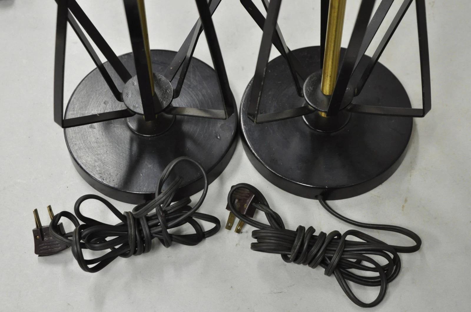 Lampada da tavolo Helix geometrica d'epoca in metallo nero e ottone della metà del secolo scorso. in vendita 3