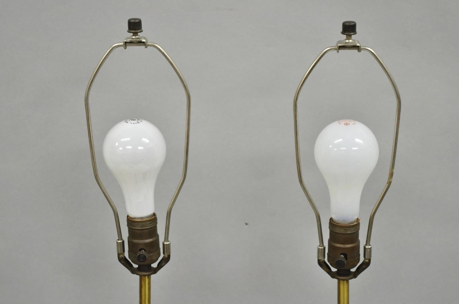 Lampada da tavolo Helix geometrica d'epoca in metallo nero e ottone della metà del secolo scorso. in vendita 4