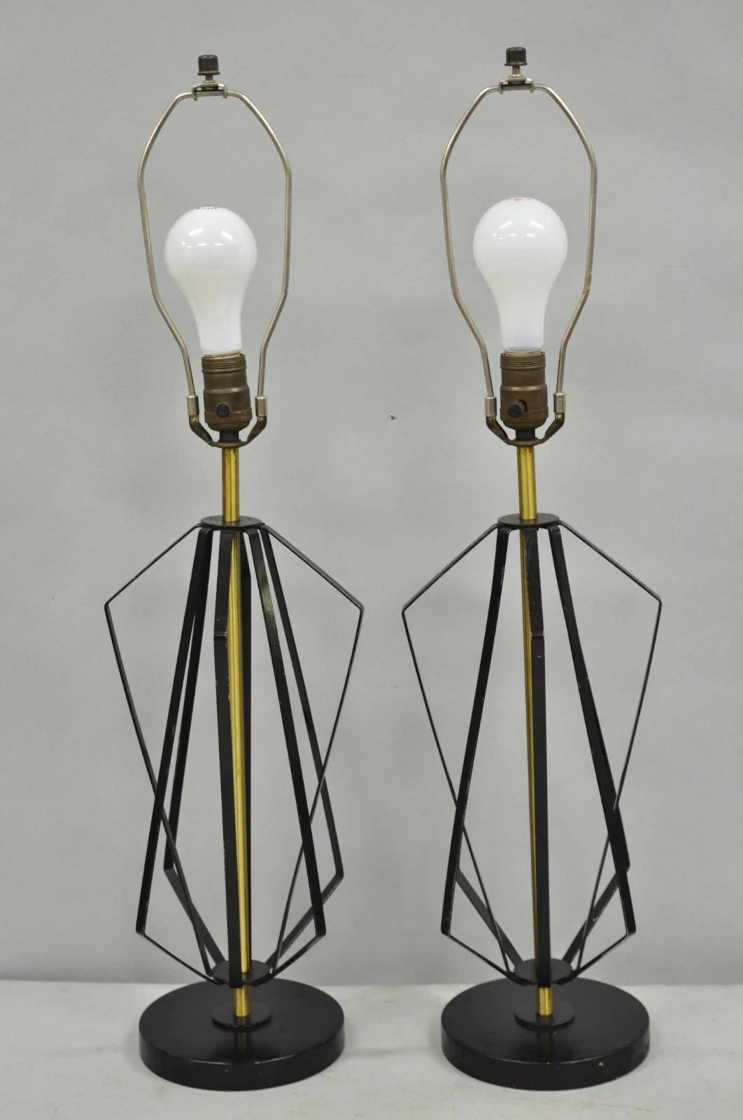 Lampada da tavolo Helix geometrica d'epoca in metallo nero e ottone della metà del secolo scorso. in vendita 5