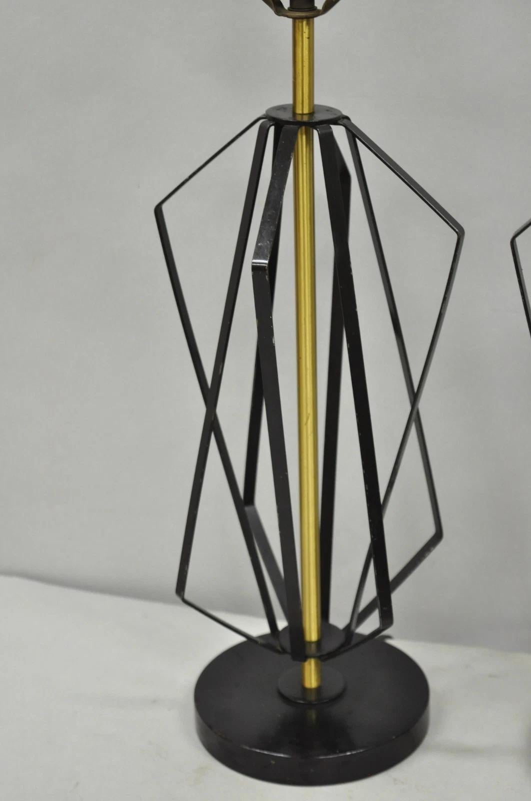 Sconosciuto Lampada da tavolo Helix geometrica d'epoca in metallo nero e ottone della metà del secolo scorso. in vendita