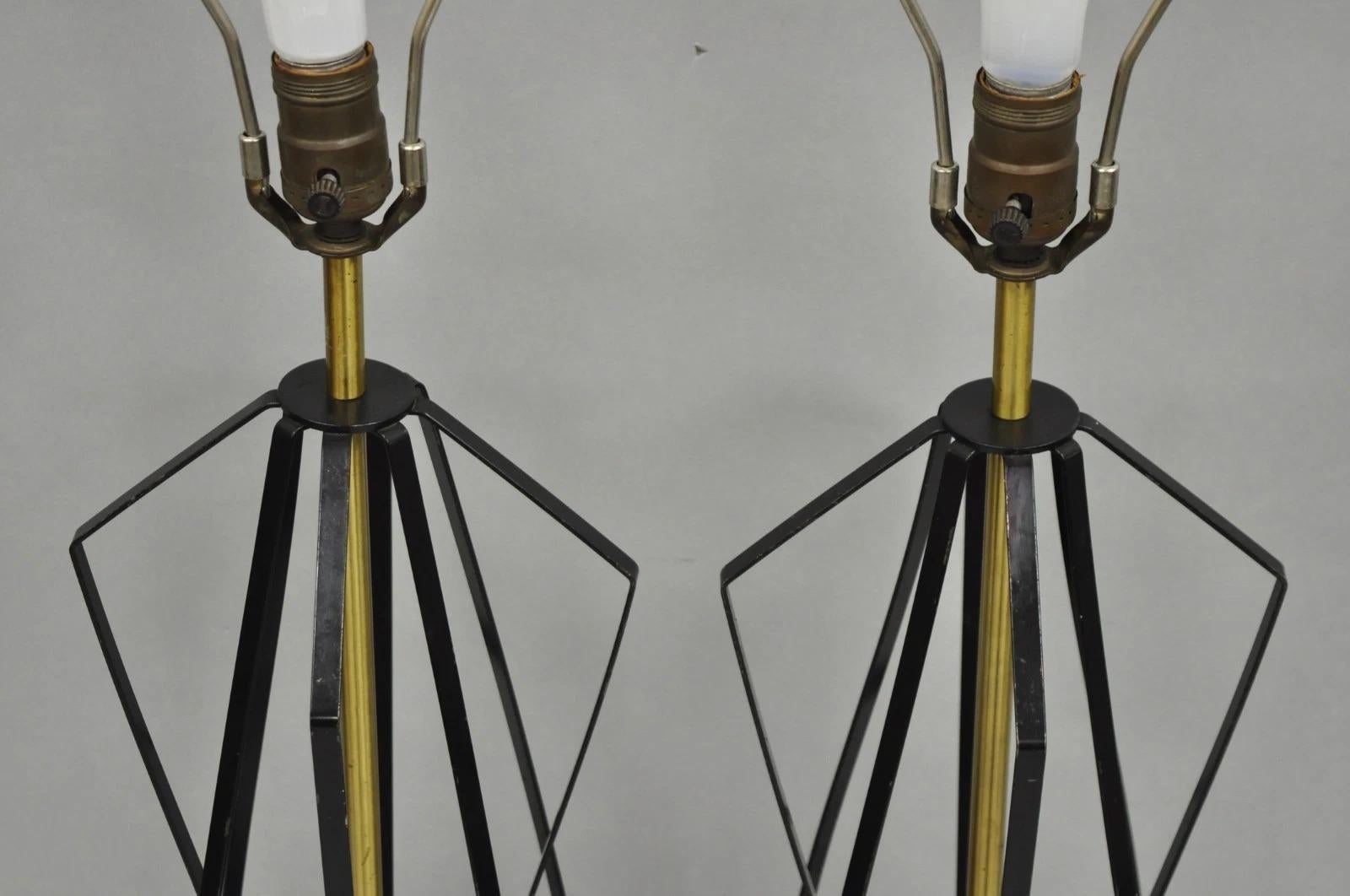 Lampada da tavolo Helix geometrica d'epoca in metallo nero e ottone della metà del secolo scorso. In condizioni buone in vendita a Philadelphia, PA