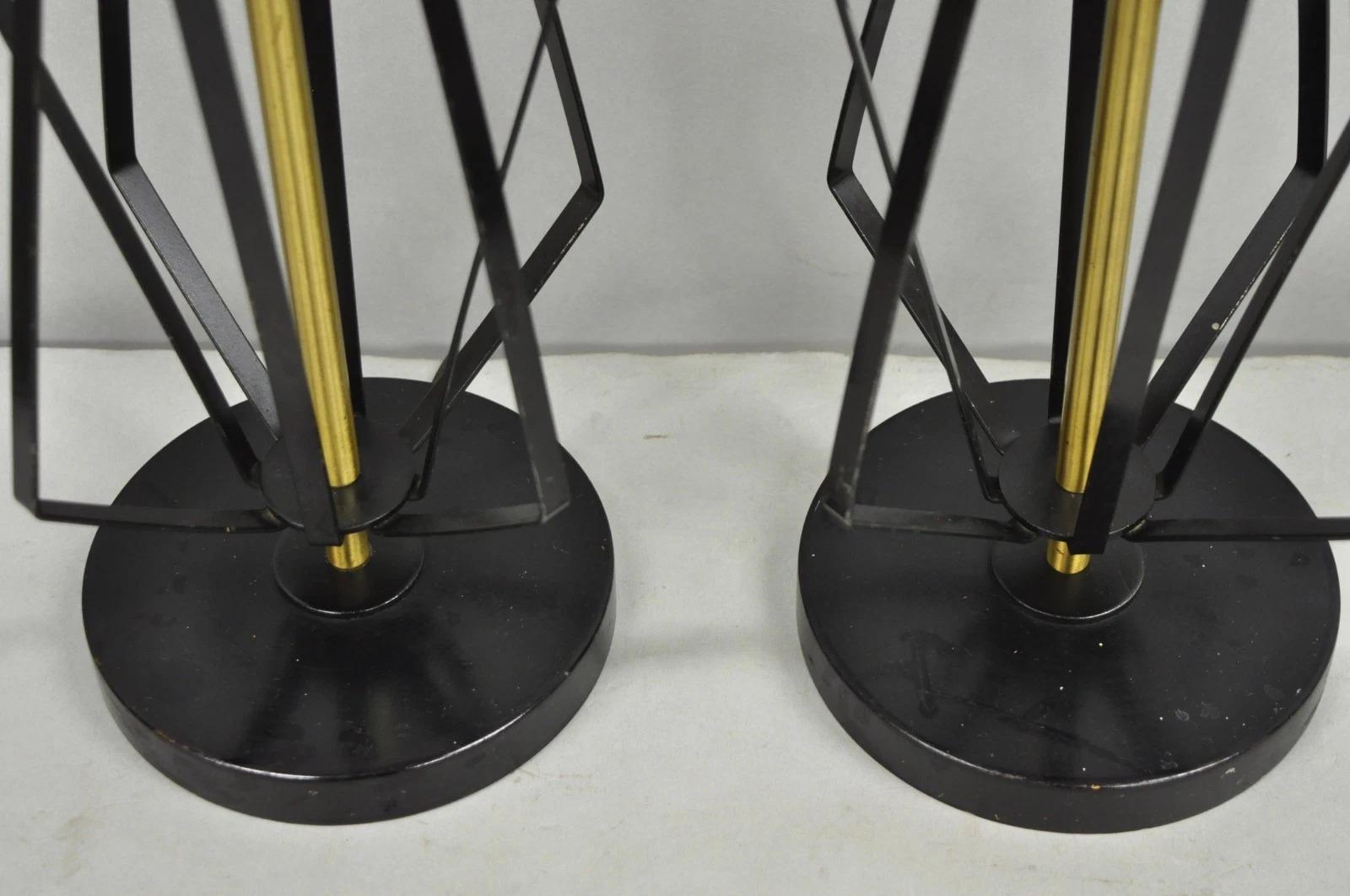 XX secolo Lampada da tavolo Helix geometrica d'epoca in metallo nero e ottone della metà del secolo scorso. in vendita