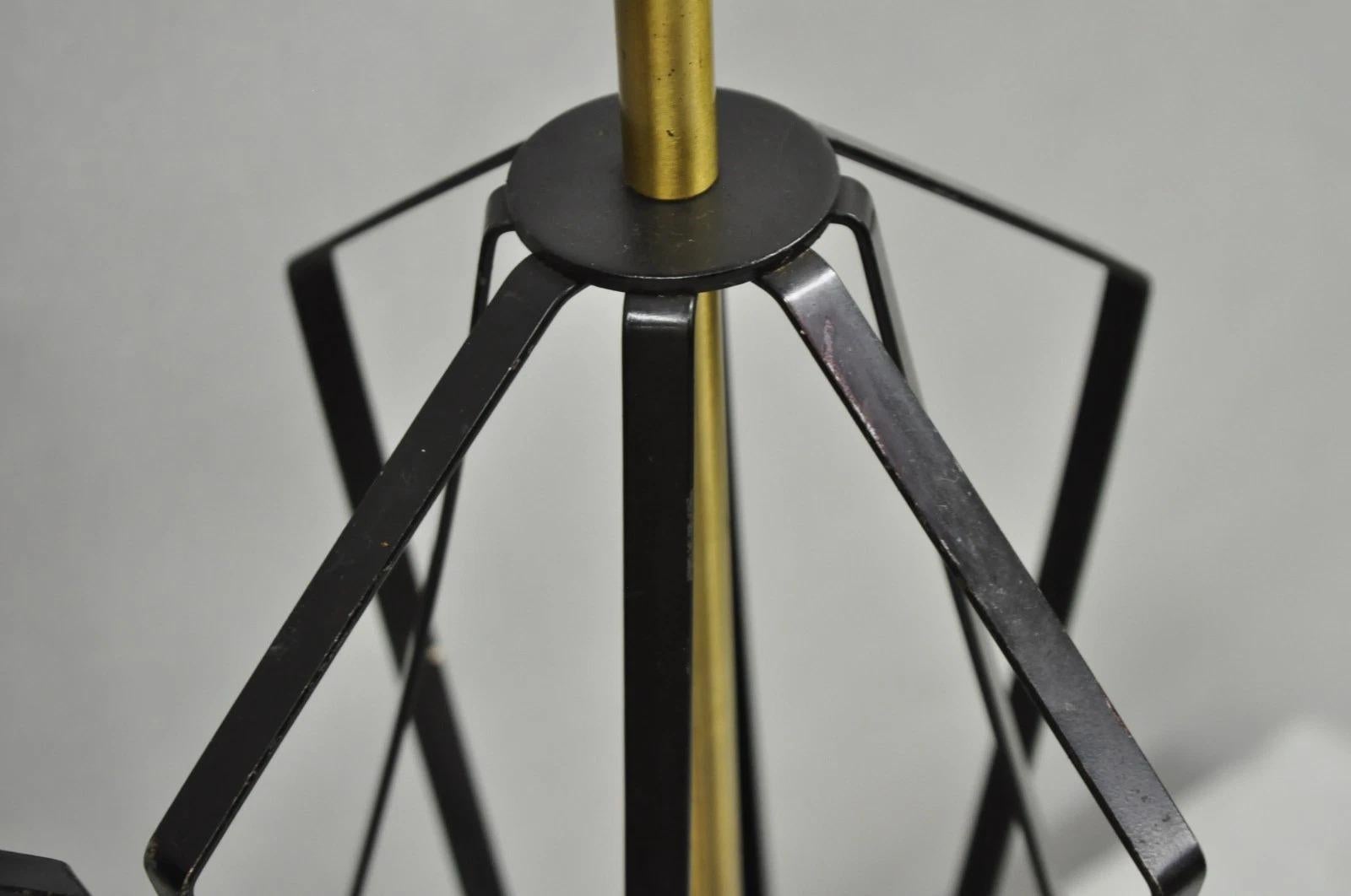 Metallo Lampada da tavolo Helix geometrica d'epoca in metallo nero e ottone della metà del secolo scorso. in vendita