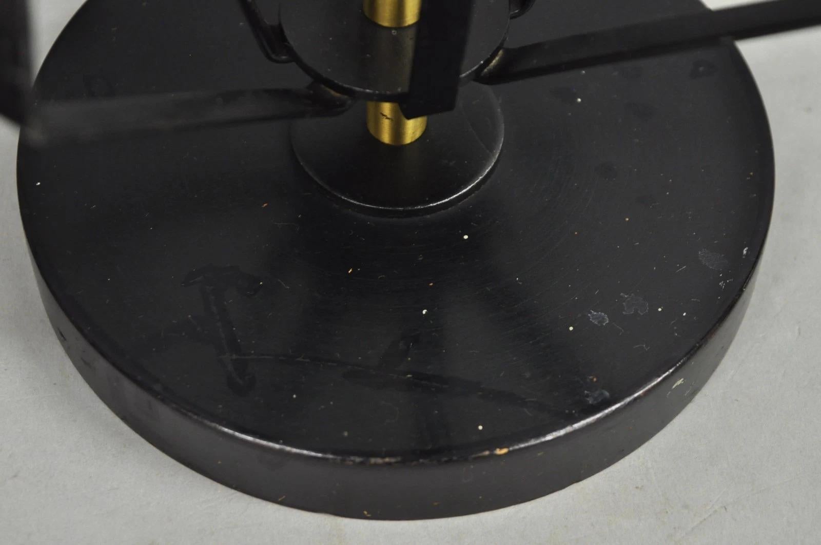 Lampada da tavolo Helix geometrica d'epoca in metallo nero e ottone della metà del secolo scorso. in vendita 1