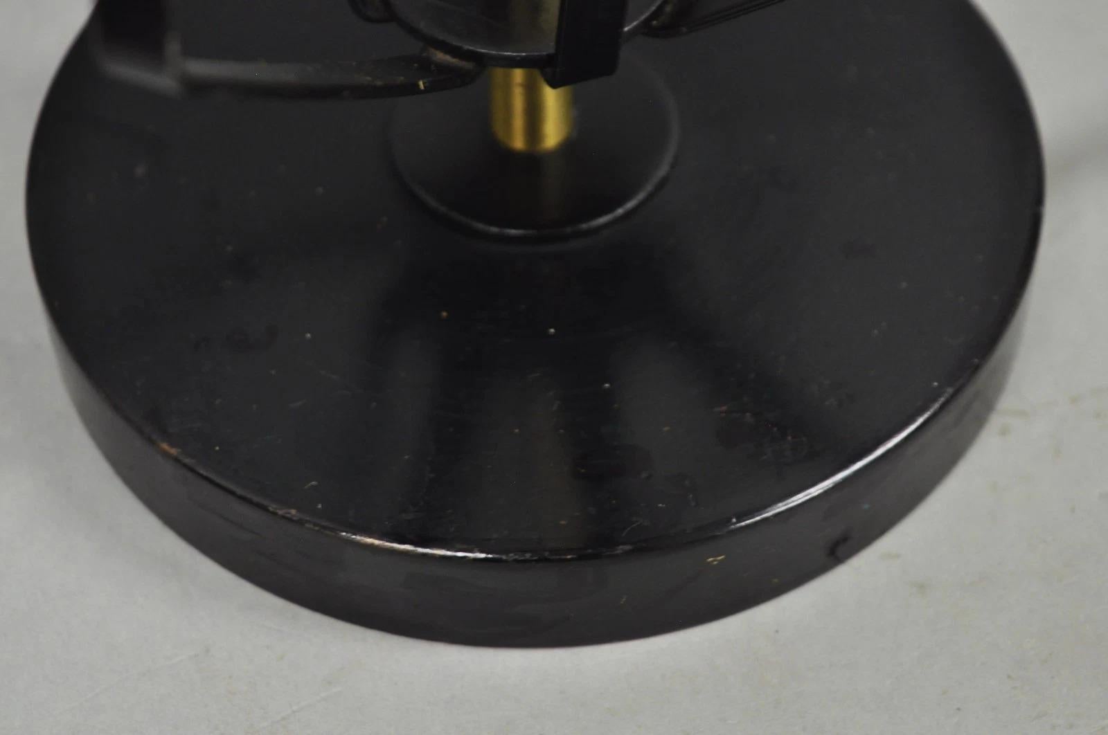 Lampada da tavolo Helix geometrica d'epoca in metallo nero e ottone della metà del secolo scorso. in vendita 2