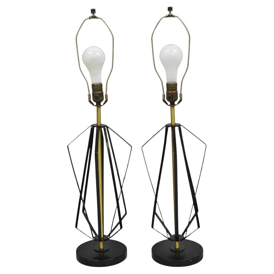 Lampada da tavolo Helix geometrica d'epoca in metallo nero e ottone della metà del secolo scorso. in vendita