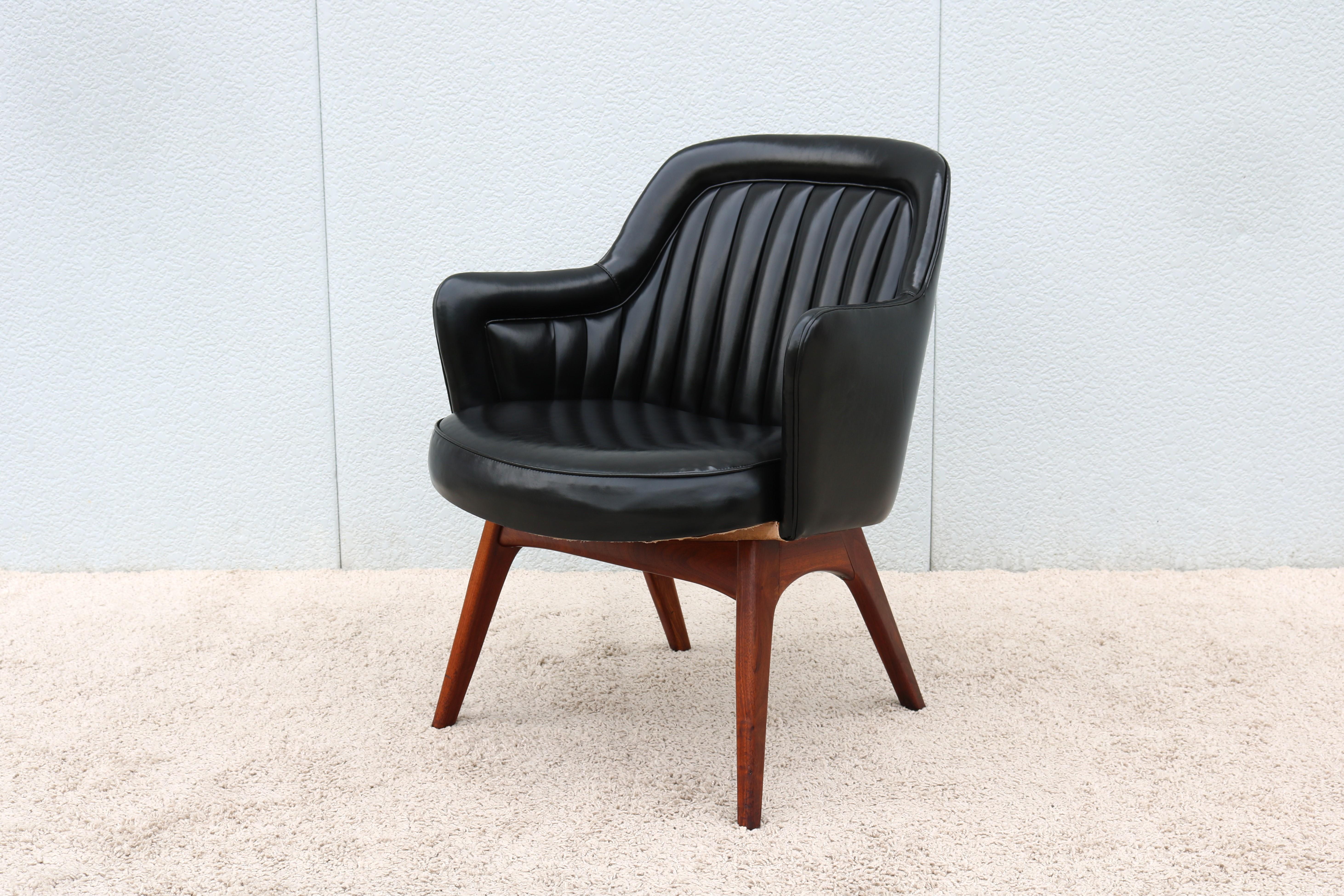 Fabulous vintage mid-century modern black Naugahyde and walnut base executive armchair, in the style of Eero Saarinen and Ward Bennett.
The classic and very comfortable design of mid-century modern make this chair an impressive addition to any