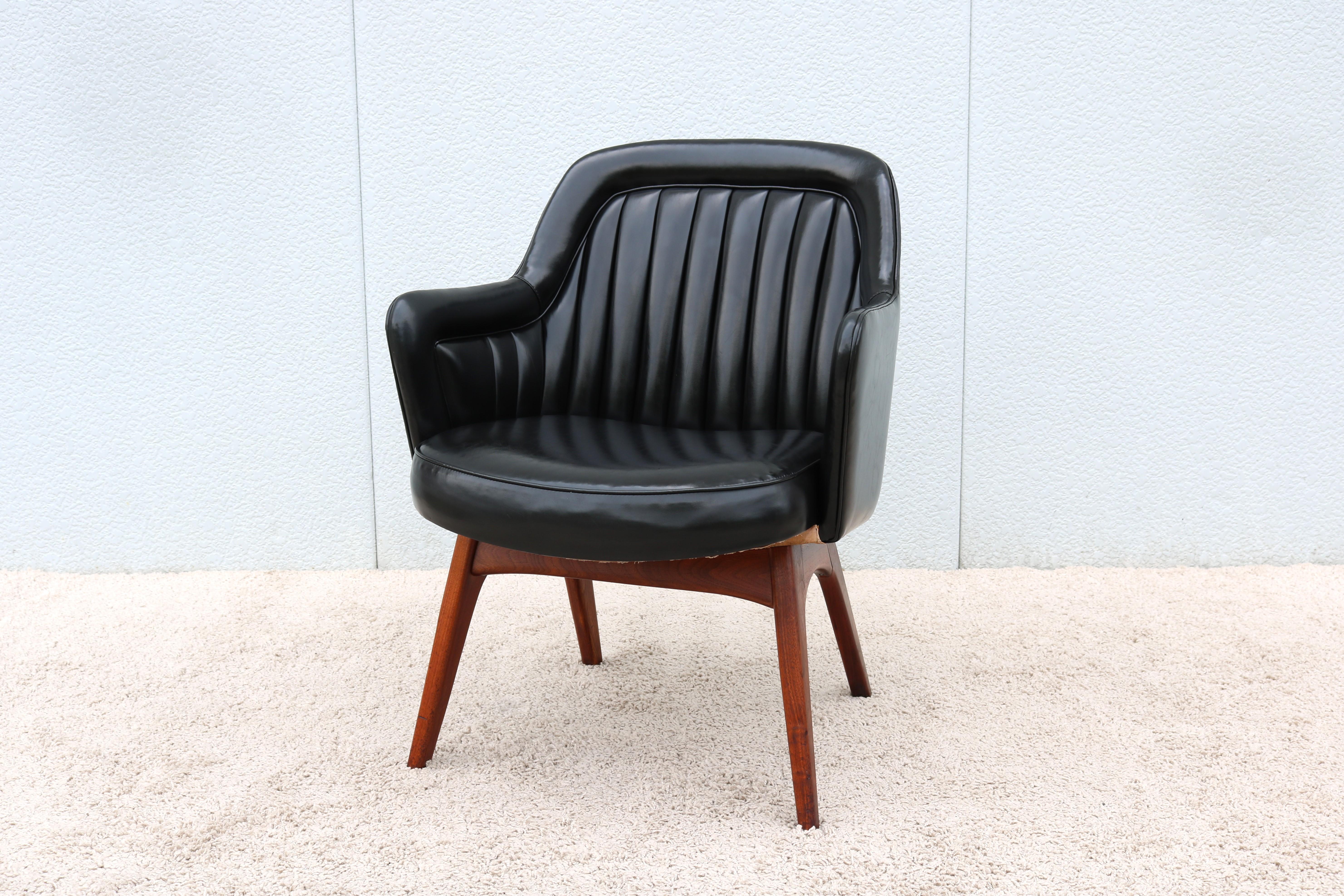 Vintage Mid-Century Modern Black Naugahyde and Walnut Executive Armchair In Good Condition For Sale In Secaucus, NJ