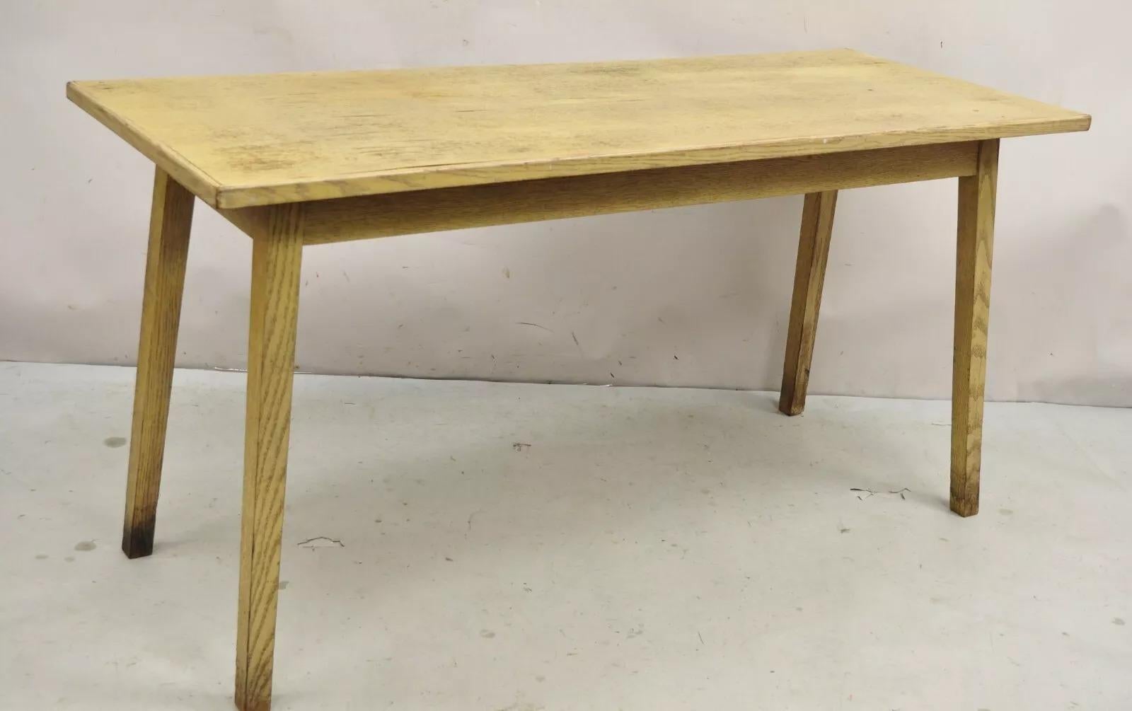 Table de salle à manger/table de jardin Vintage Mid Century Modern en placage d'acajou blanchi Long Narrow Distressed Dining Table/Potting Table dans le style Paul McCobb. Circa Mid 20th Century. Dimensions : 30