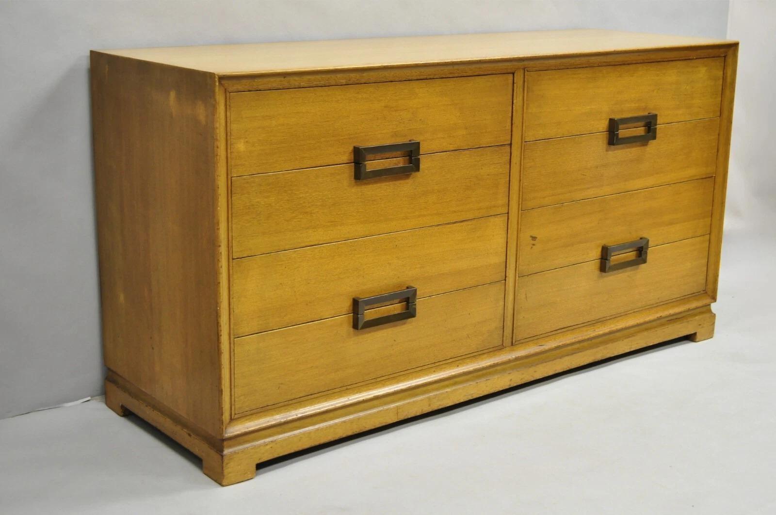 Credenza lunga in mogano biondo vintage del Mid Century Modern di Red Lion Chair Co con 8 cassetti a coda di rondine e hardware in ottone unico. Circa metà del XX secolo. Misure: 31