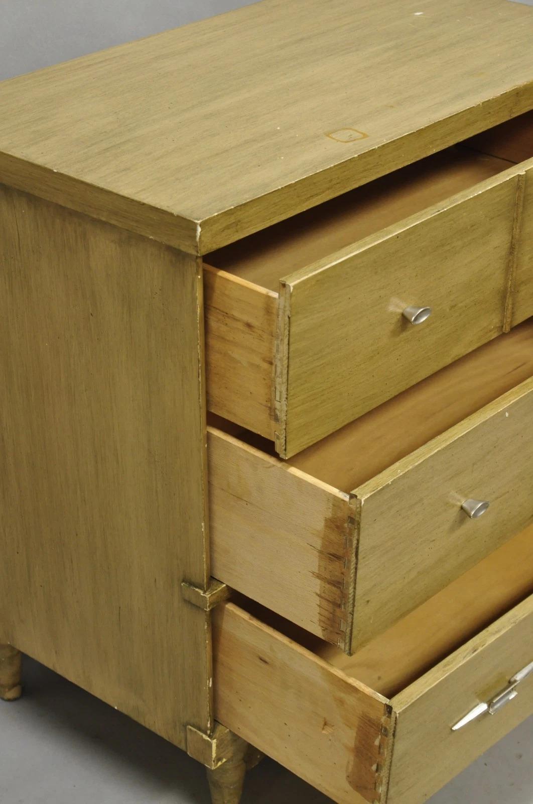 Sconosciuto Vintage Mid Century Modern Blonde Wood 3 Drawer Dresser Commode Chest Nightstand in vendita