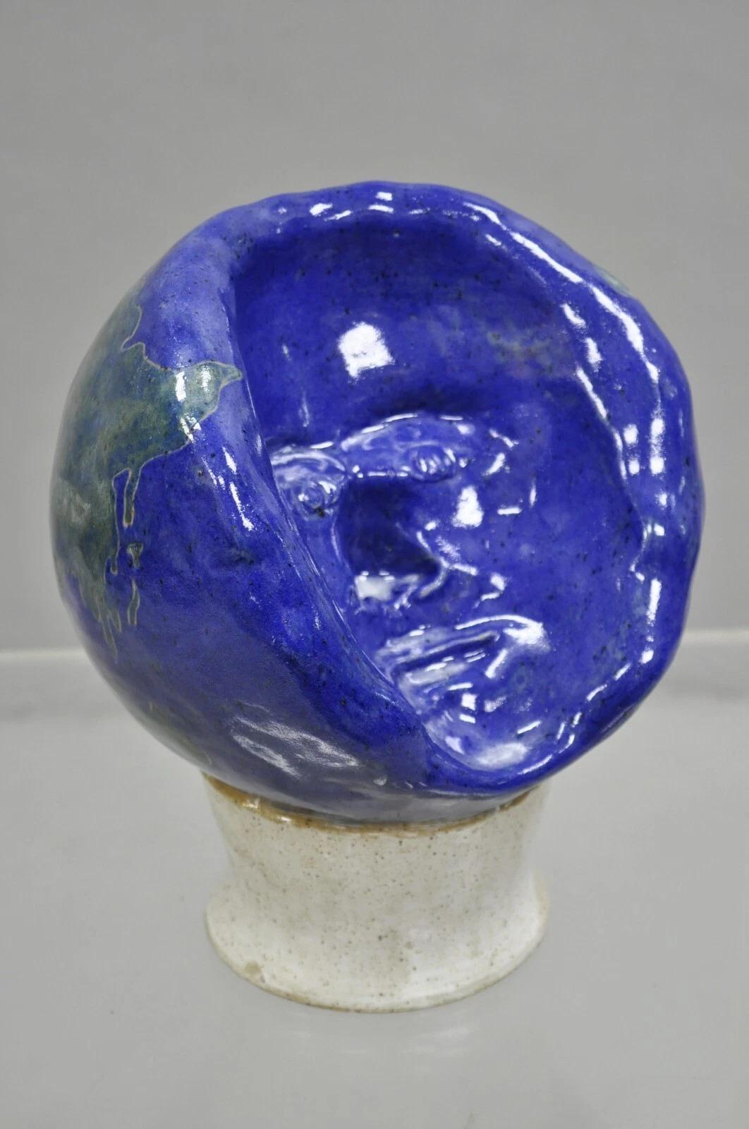 Vintage Mid Century Modern Ceramica Smalto Blu Ceramica Mondo Globo Volto Scultura in vendita 6