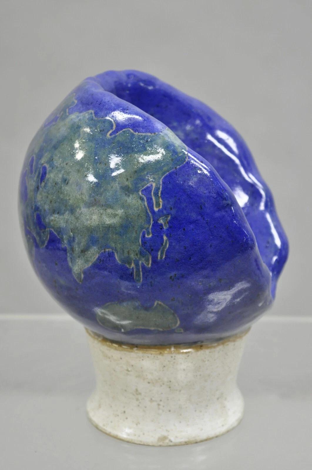 Sconosciuto Vintage Mid Century Modern Ceramica Smalto Blu Ceramica Mondo Globo Volto Scultura in vendita