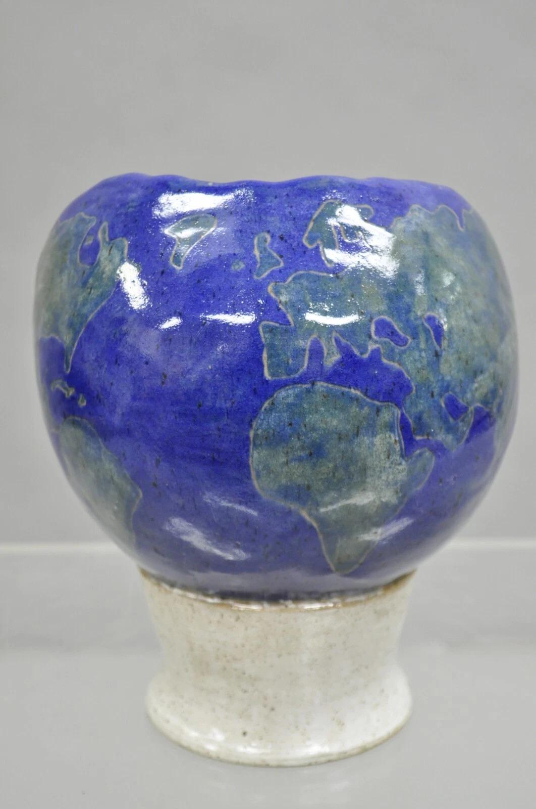 Vintage Mid Century Modern Ceramica Smalto Blu Ceramica Mondo Globo Volto Scultura In condizioni buone in vendita a Philadelphia, PA