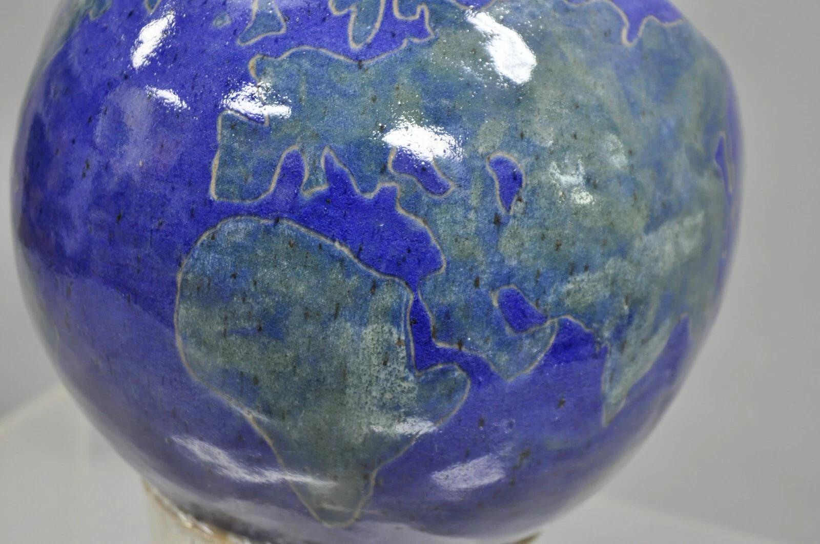 XX secolo Vintage Mid Century Modern Ceramica Smalto Blu Ceramica Mondo Globo Volto Scultura in vendita