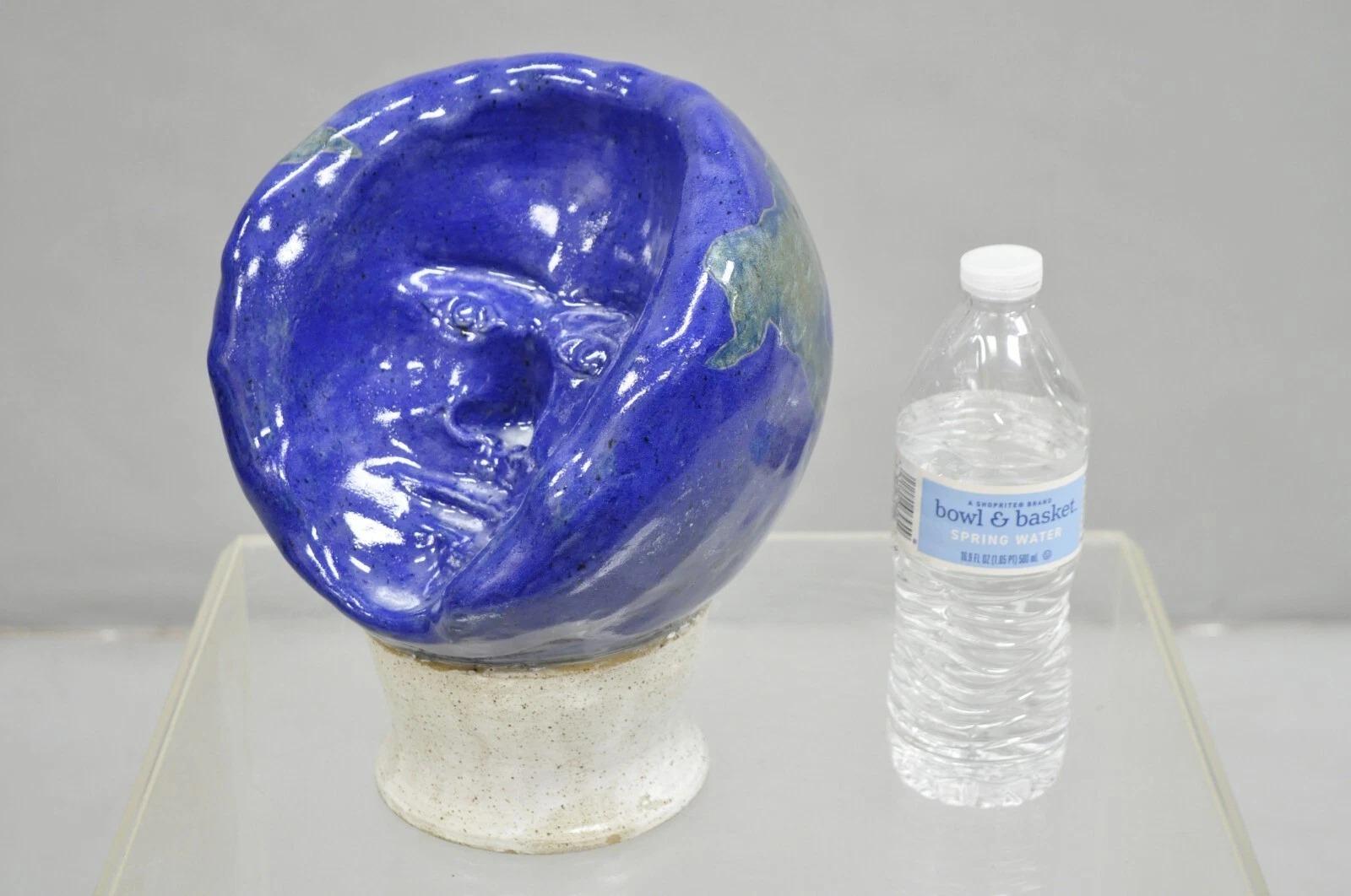 Vintage Mid Century Modern Ceramica Smalto Blu Ceramica Mondo Globo Volto Scultura in vendita 3