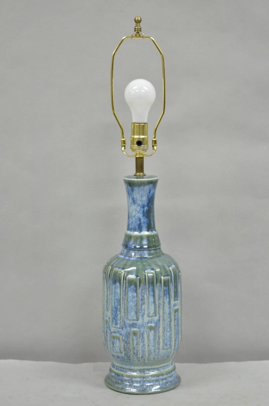 Lámpara de sobremesa vintage de cerámica esmaltada azul y verde de mediados del siglo XX en venta 3