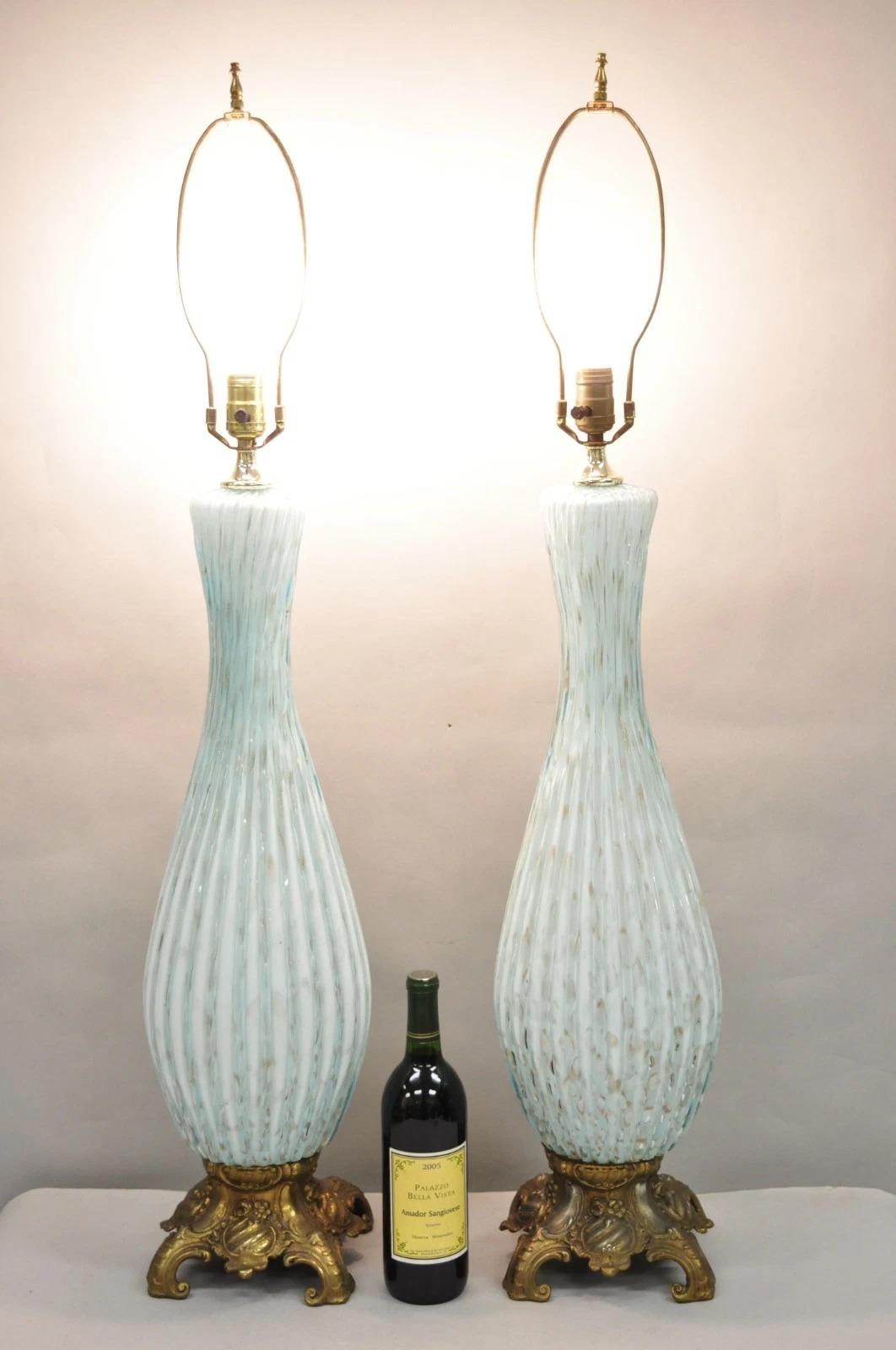 Pareja de grandes lámparas de sobremesa vintage de mediados del siglo XX de cristal acanalado azul italiano de Murano con motas doradas sobre bases de latón ornamentadas. Mediados del siglo XX. Medidas: 42,5