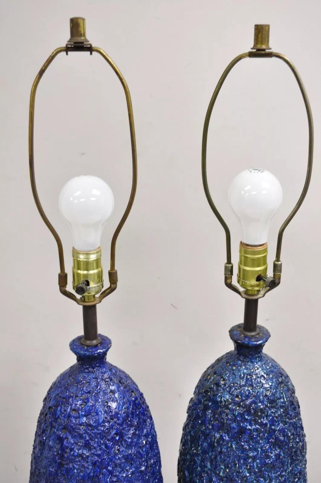 Paire de lampes de bureau vintage en céramique bleue émaillée de lave, mi-siècle moderne Bon état à Philadelphia, PA