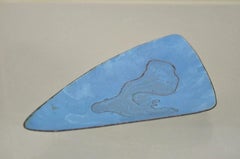 Plato de baratijas triangular de cobre esmaltado de porcelana azul vintage de mediados del siglo XX