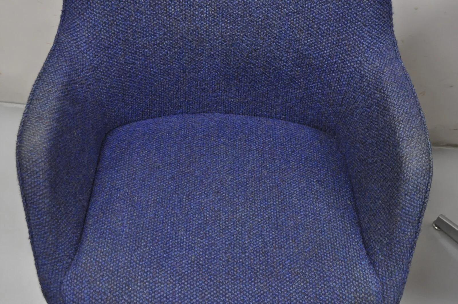 Vintage Mid Century Modern Blue Upholstered Chrome Swivel Base Club Chair - Pair en vente 5