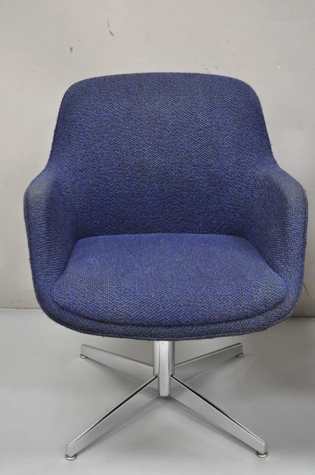 20ième siècle Vintage Mid Century Modern Blue Upholstered Chrome Swivel Base Club Chair - Pair en vente