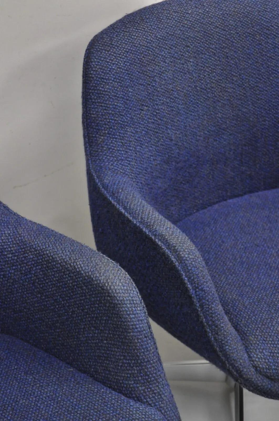 Vintage Mid Century Modern Blau gepolstert Chrome Swivel Base Club Chair - Pair im Angebot 1