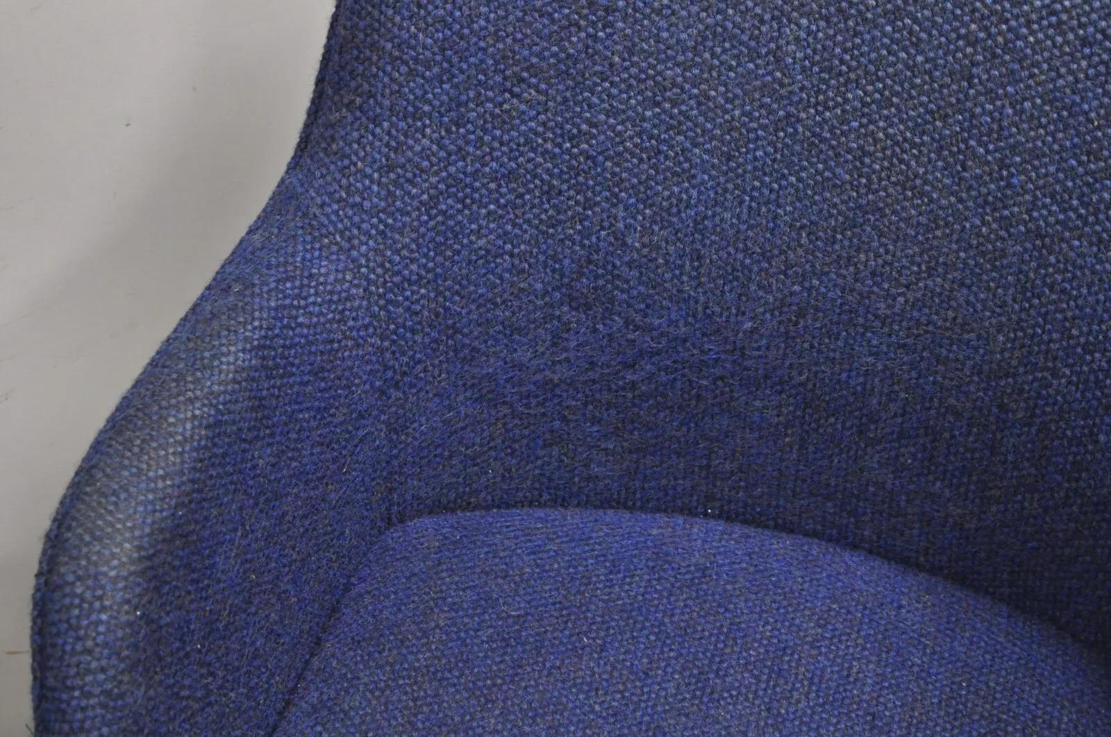 Vintage Mid Century Modern Blue Upholstered Chrome Swivel Base Club Chair - Pair en vente 2