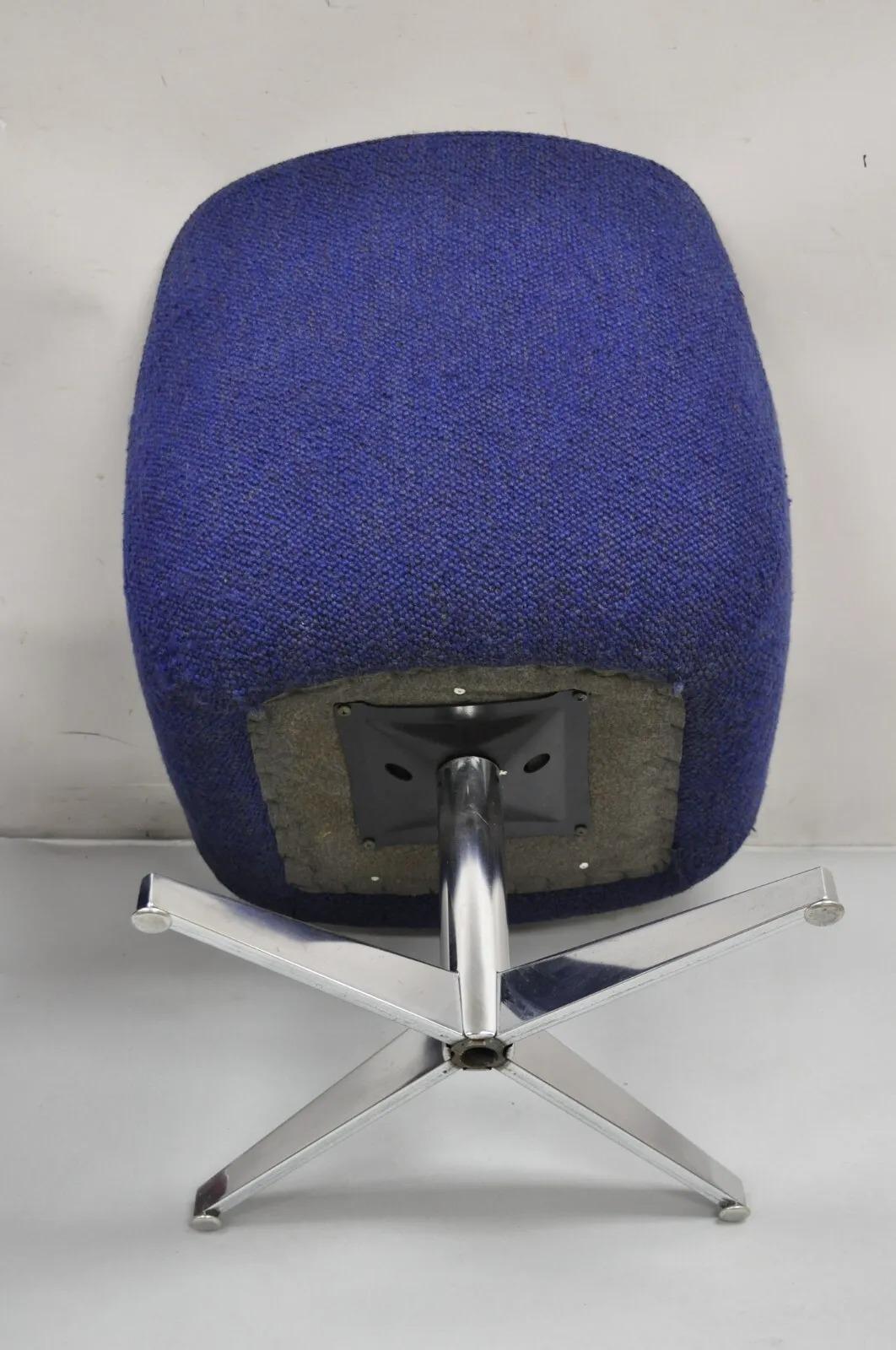 Vintage Mid Century Modern Blue Upholstered Chrome Swivel Base Club Chair - Pair en vente 3