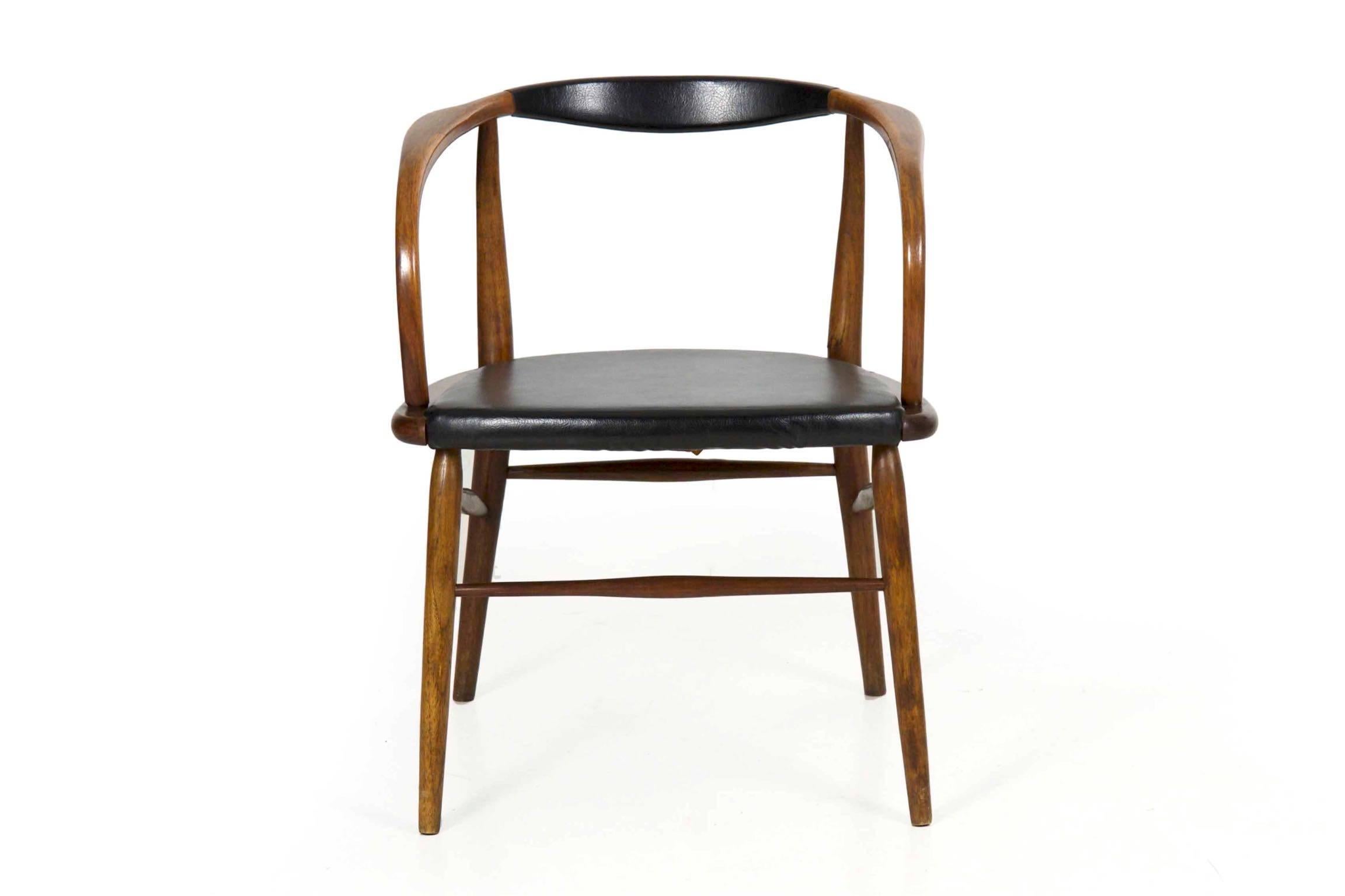 Il s'agit d'un délicieux fauteuil vintage en bois courbé conçu et fabriqué par Boling Chair Co. et conservant l'étiquette du fabricant indiquant sa sortie d'usine en 1958. Sculptural:: avec une merveilleuse courbure dans les bras et une forme