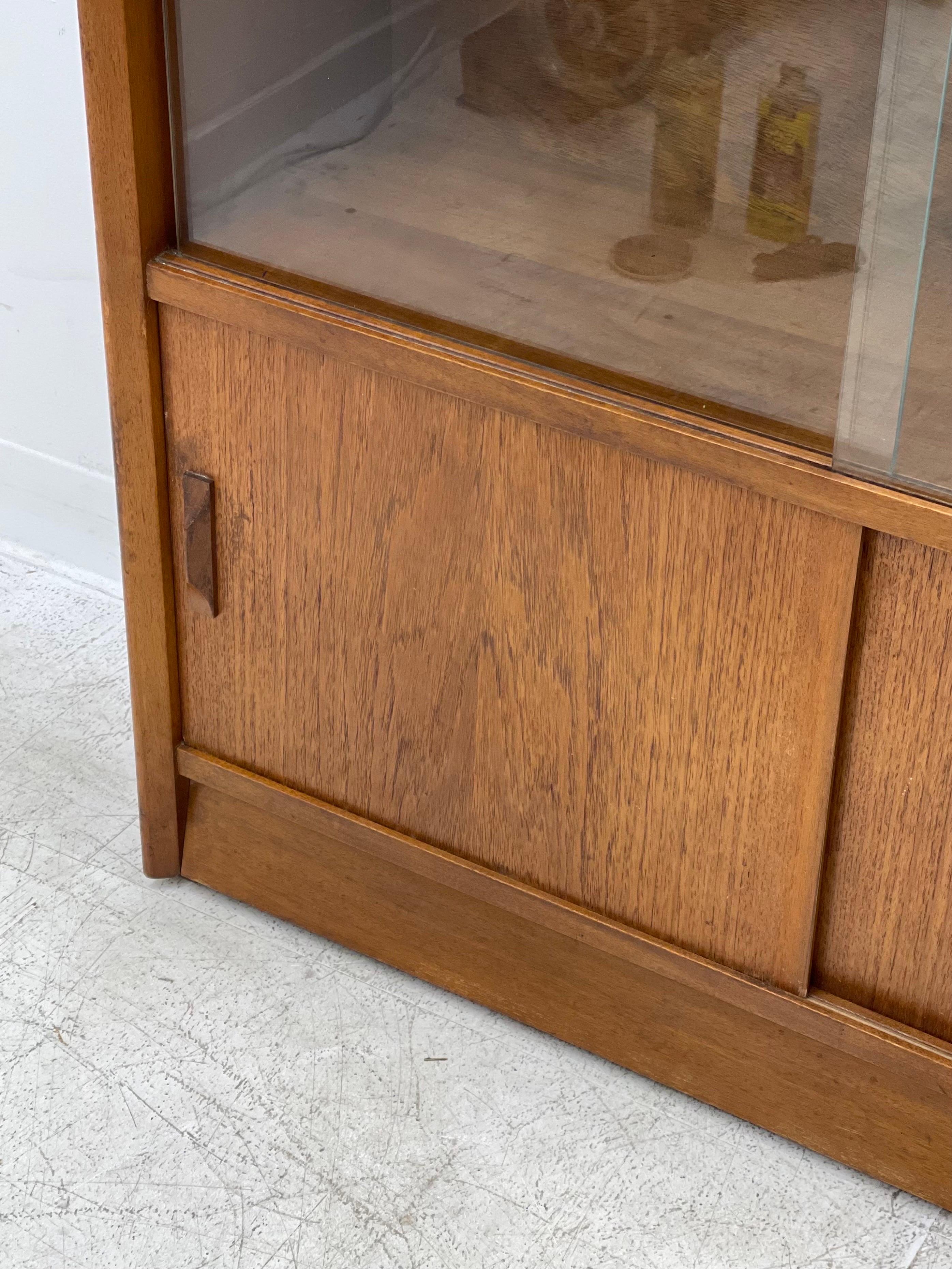 Vintage Mid-Century Modern Bookcase Uk Import In Good Condition In Seattle, WA